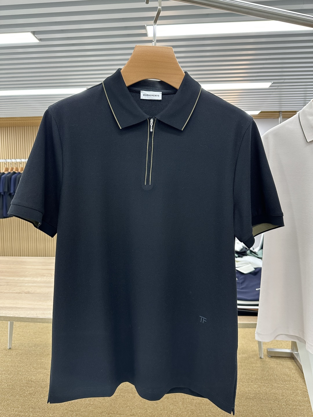 NO:136218,TF-2025ss summer new product, classic logo embroidered bead mesh business casual short-sleeved POLO shirt on men’s chest!  Hong Kong foreign companies channel goods, heavy and high-end products, perfectly follow the essence and genes of Tom Ford's home. The embroidered logo on the chest body is embroidered with splicing classic presbyterian elements, showing a very distinctive and fashionable proposition, and strongly posits the brand identity. Customers provide high-end imported garment custom-woven beaded floor fabrics, Italian old-fashioned workshop ready-to-wear process is fixed and dyed, extremely luxurious and special materials, all with superior fabric attributes, merceration process, the fabric is extremely glossy, the mesh structure is delicate and natural, and the comfort and breathability are perfect. The touch experience is self-evident, and the ultimate luxury enjoyment!  The custom-made natural mother-skin buckle closure is also very detailed as the guide of men's clothing brands!  It is definitely not a heavy-weight Polo shirt that can be compared with the market currency, and it is the choice for high-end men's taste!  Color black, green, off-white Size M-3XL,,tom ford,T-shirt,alexander wang19860909TF-2025ss夏季新品,男士胸前经典徽标刺绣珠地网眼商务休闲短袖POLO衫！香港洋行渠道货,重磅高端级臻品,完美沿袭了汤姆福特家的精髓与基因,胸前衣身同色刺绣徽标,门襟融入拼接经典老花元素,展现出极具鲜明态度的时髦主张,且有力标榜了品牌身份,客供高级进口成衣定织珠地面料,意大利老牌工坊成衣工序定织定染,极为奢华特殊的材质,面料属性皆为上乘,丝光工艺处理,面料光泽度极高,网眼结构细腻自然,舒适性与透气性完美兼备,触感体验不言而喻,奢华极致享受！门襟定制天然母贝扣闭合,作为男装品牌的引导者,细节把控也是非常到位！绝非市场通货可以媲美的重磅精品Polo衫,高端男士的品味之选！颜色黑色,绿色,灰白色 尺码M-3XL,,tom ford,T-shirt,alexander wang,Men's clothing