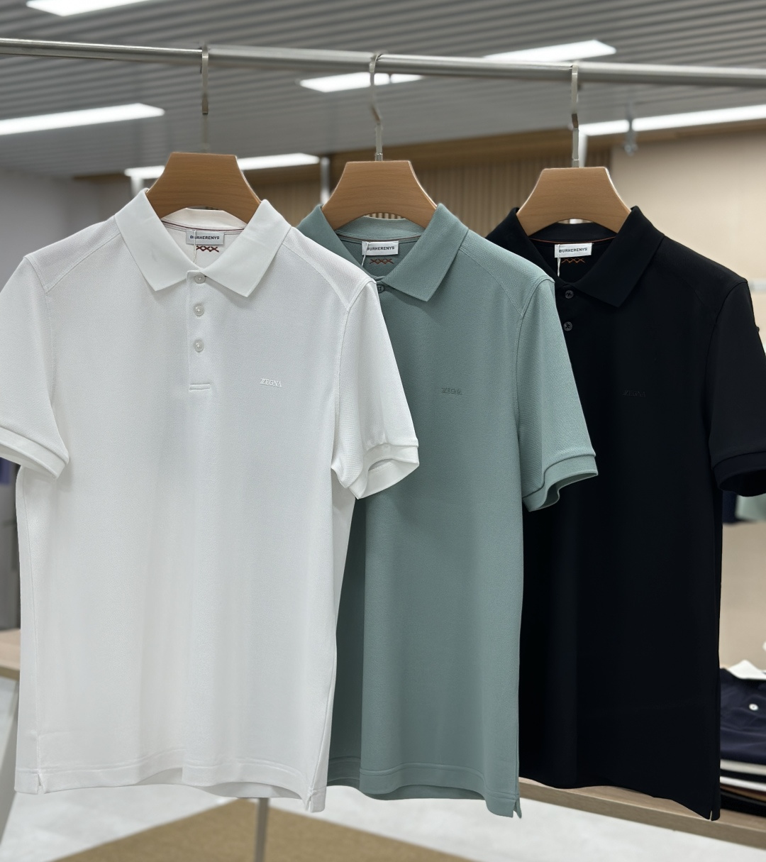 NO:136220,Jenia-2025ss summer new product, classic logo embroidered bead ground mesh business casual short-sleeved POLO shirt on men’s chest!  Hong Kong foreign companies channel goods, heavy and high-end products, perfectly follow the essence and genes of Zegia's home. The embroidered logo on the chest body is embroidered with splicing classic presbyterian elements, showing a very distinctive and fashionable proposition, and strongly posits the brand identity. Customers provide high-end imported garment custom-woven beaded floor fabrics, Italian old-fashioned workshop ready-to-wear process is fixed and dyed, extremely luxurious and special materials, all of which are superior in fabric attributes, mercerized process, the fabric is extremely glossy, the mesh structure is delicate and natural, and the comfort and breathability are perfect. The touch experience is self-evident, and the ultimate luxury enjoyment!  The custom-made natural mother-skin buckle closure is also very detailed as the guide of men's clothing brands!  It is definitely not a heavy-weight Polo shirt that can be compared with the market currency, and it is the choice for high-end men's taste!  Color black, blue, white Size M-3XL, zegna, T-shirt, alexander wang19860909杰尼亚-2025ss夏季新品,男士胸前经典徽标刺绣珠地网眼商务休闲短袖POLO衫！香港洋行渠道货,重磅高端级臻品,完美沿袭了杰尼亚家的精髓与基因,胸前衣身同色刺绣徽标,门襟融入拼接经典老花元素,展现出极具鲜明态度的时髦主张,且有力标榜了品牌身份,客供高级进口成衣定织珠地面料,意大利老牌工坊成衣工序定织定染,极为奢华特殊的材质,面料属性皆为上乘,丝光工艺处理,面料光泽度极高,网眼结构细腻自然,舒适性与透气性完美兼备,触感体验不言而喻,奢华极致享受！门襟定制天然母贝扣闭合,作为男装品牌的引导者,细节把控也是非常到位！绝非市场通货可以媲美的重磅精品Polo衫,高端男士的品味之选！颜色黑色,蓝色,白色 尺码M-3XL,,zegna,T-shirt,alexander wang,Men's clothing