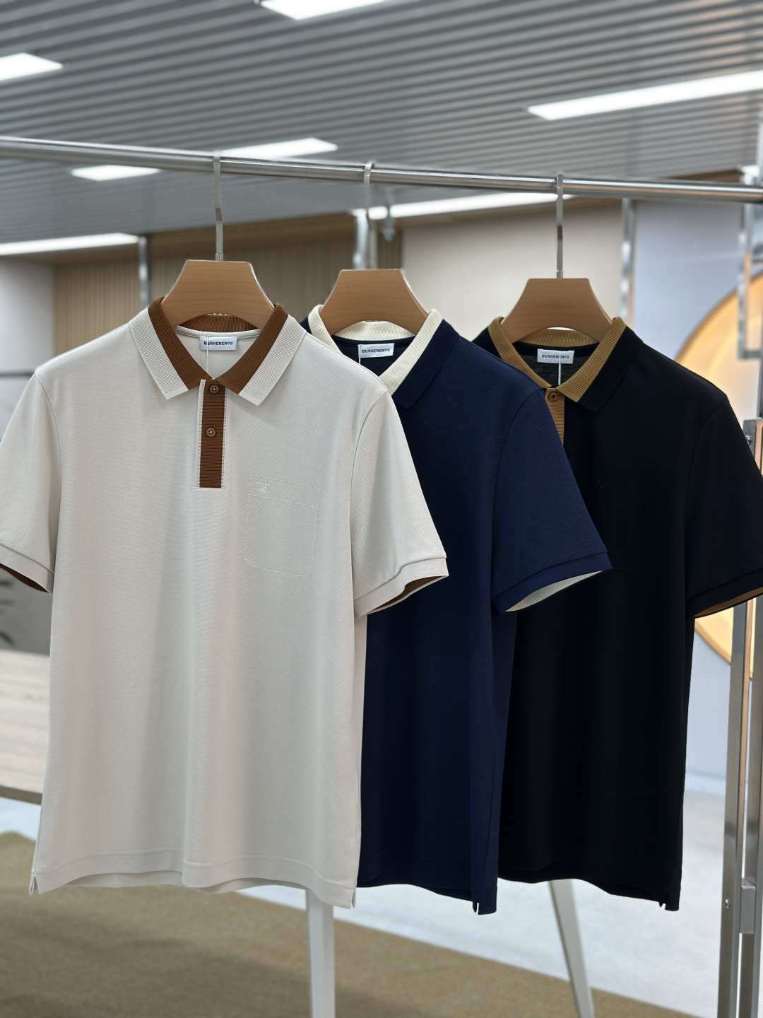 NO:136198,Selin-2025ss summer new product, classic logo embroidered bead ground mesh business casual short-sleeved POLO shirt on men’s chest!  Hong Kong foreign companies channel goods, heavy and high-end products, perfectly follow the essence and genes of Selin's home. The embroidered logo on the chest body is embroidered with splicing classic presbyterian elements, showing a very distinctive and fashionable proposition, and strongly posits the brand identity. Customers supply high-end imported garment custom-woven beaded floor fabrics, Italian old-fashioned workshop ready-to-wear process is fixed and dyed, extremely luxurious and special materials, all with superior fabric attributes, mercerized process, the fabric is extremely glossy, the mesh structure is delicate and natural, and the comfort and breathability are perfect. The touch experience is self-evident, and the ultimate luxury enjoyment!  The custom-made natural mother-skin buckle closure is also very detailed as the guide of men's clothing brands!  It is definitely not a heavy-weight Polo shirt that can be compared with the market currency, and it is the choice for high-end men's taste!  Color black, blue, white Size M-3XL, celine, T-shirt, alexander wang19860909赛琳-2025ss夏季新品,男士胸前经典徽标刺绣珠地网眼商务休闲短袖POLO衫！香港洋行渠道货,重磅高端级臻品,完美沿袭了赛琳家的精髓与基因,胸前衣身同色刺绣徽标,门襟融入拼接经典老花元素,展现出极具鲜明态度的时髦主张,且有力标榜了品牌身份,客供高级进口成衣定织珠地面料,意大利老牌工坊成衣工序定织定染,极为奢华特殊的材质,面料属性皆为上乘,丝光工艺处理,面料光泽度极高,网眼结构细腻自然,舒适性与透气性完美兼备,触感体验不言而喻,奢华极致享受！门襟定制天然母贝扣闭合,作为男装品牌的引导者,细节把控也是非常到位！绝非市场通货可以媲美的重磅精品Polo衫,高端男士的品味之选！颜色黑色,蓝色,白色 尺码M-3XL,,celine,T-shirt,alexander wang,Men's clothing