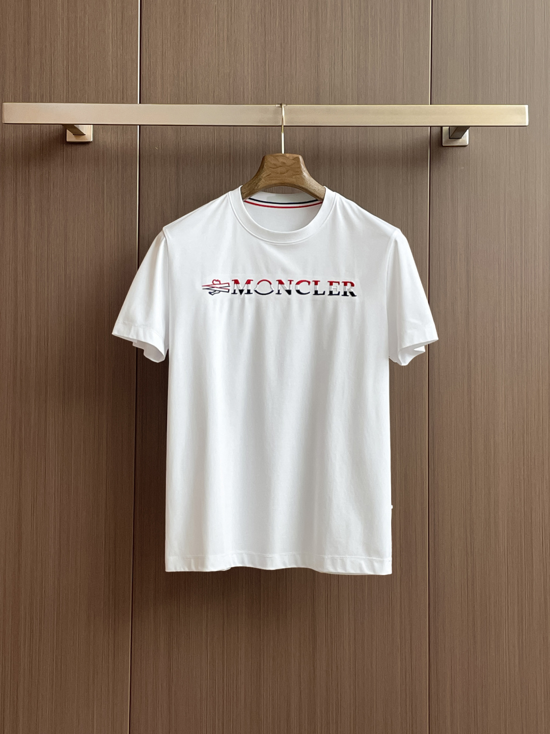 NO:453637,The new 2025 summer style!  Fashionable and casual round neck short-sleeved fashion item design, more fashionable and comfortable, high-standard customization, very stylish upper body, luxurious and classic LOGO pattern on the chest, customer-supplied auxiliary materials, imported high-end custom fabrics with very delicate texture, exquisite details and exquisite craftsmanship, extremely shaping item, can be matched with any fashion, super good style, a must-have item for trendy men. Counter code: M-3XL, shipped on the same day!  , Moncler, T-shirt, alexander wang19860909蒙口/mo 2025夏季新款！时尚休闲圆领短袖时尚单品设计,更加时尚舒适,高标准定制,上身非常有型,胸前奢华经典LOGO图案 客供辅料,客供进口高档定制面料质感非常细腻,细节工艺精湛考究,塑造性极高的一款单品,任何时装都可以搭配,版型超级好 潮男必备单品 专柜码:M-3XL,当天出货！,,Moncler,T-shirt,alexander wang,Men's clothing