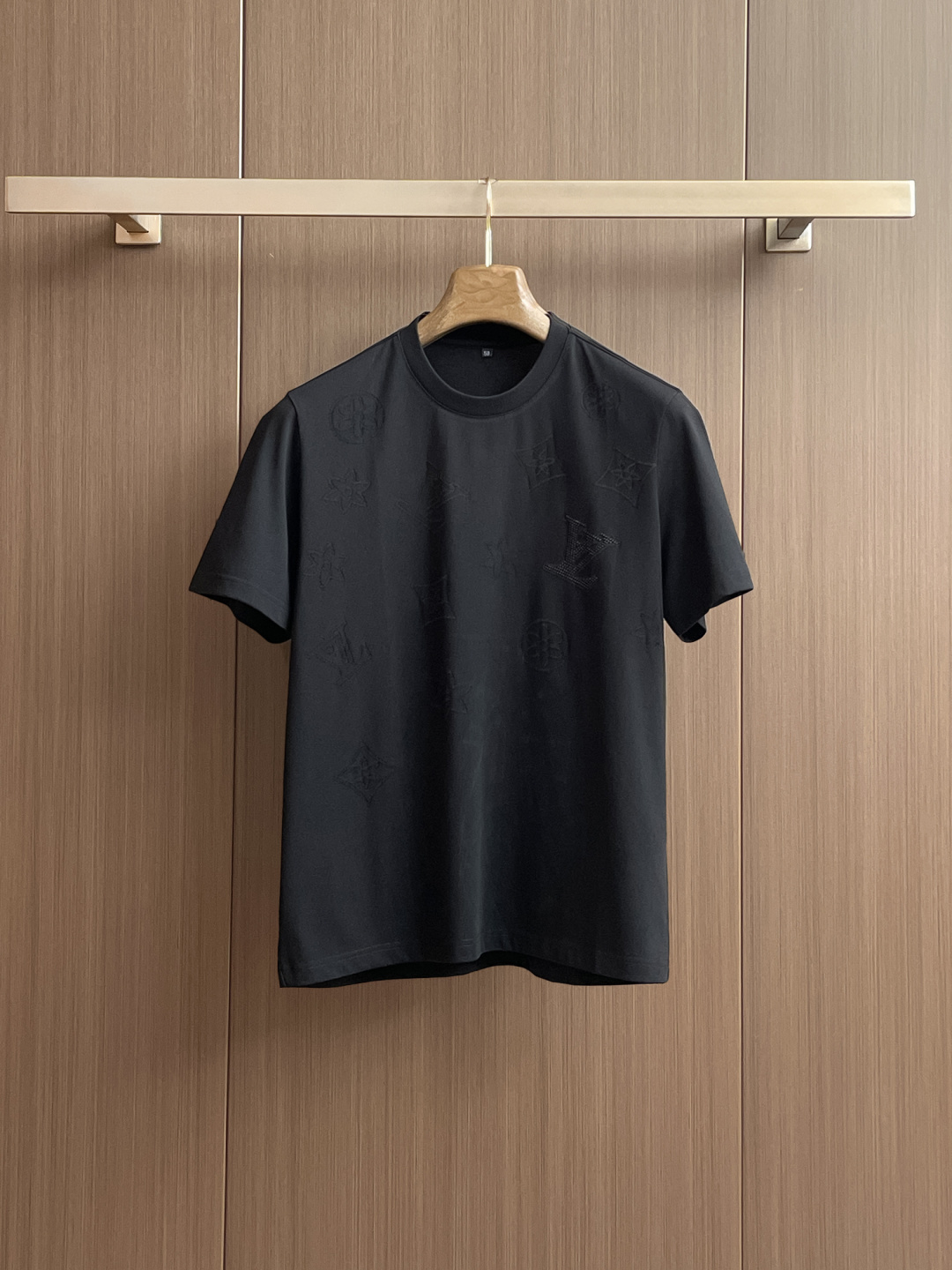 NO:453643,LV 2025 summer new model!  Fashionable and casual round neck short-sleeved fashion item design, more fashionable and comfortable, high-standard customization, very stylish upper body, luxurious and classic LOGO pattern on the chest, customer-supplied auxiliary materials, imported high-end custom fabrics with very delicate texture, exquisite details and exquisite craftsmanship, extremely shaping item, can be matched with any fashion, super good style, a must-have item for trendy men. Counter code: M-3XL, shipped on the same day!  ,,louis vuitton,T-shirt,alexander wang19860909LV 2025夏季新款！时尚休闲圆领短袖时尚单品设计,更加时尚舒适,高标准定制,上身非常有型,胸前奢华经典LOGO图案 客供辅料,客供进口高档定制面料质感非常细腻,细节工艺精湛考究,塑造性极高的一款单品,任何时装都可以搭配,版型超级好 潮男必备单品 专柜码:M-3XL,当天出货！,,louis vuitton,T-shirt,alexander wang,Men's clothing