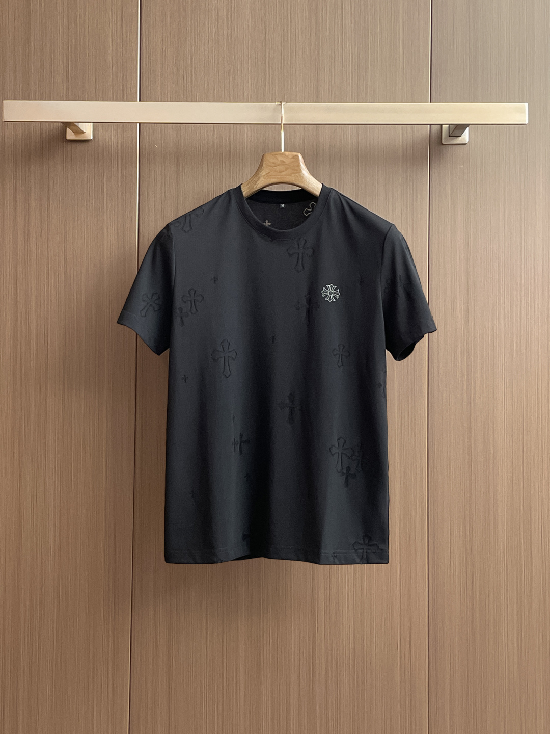 NO:453647,Croxin 2025 summer new model!  Fashionable and casual round neck short-sleeved fashion item design, more fashionable and comfortable, high-standard customization, very stylish upper body, luxurious and classic LOGO pattern on the chest, customer-supplied auxiliary materials, imported high-end custom fabrics with very delicate texture, exquisite details and exquisite craftsmanship, extremely shaping item, can be matched with any fashion, super good style, a must-have item for trendy men. Counter code: M-3XL, shipped on the same day!  ,,chrome hearts,T-shirt,alexander wang19860909克罗心 2025夏季新款！时尚休闲圆领短袖时尚单品设计,更加时尚舒适,高标准定制,上身非常有型,胸前奢华经典LOGO图案 客供辅料,客供进口高档定制面料质感非常细腻,细节工艺精湛考究,塑造性极高的一款单品,任何时装都可以搭配,版型超级好 潮男必备单品 专柜码:M-3XL,当天出货！,,chrome hearts,T-shirt,alexander wang,Men's clothing