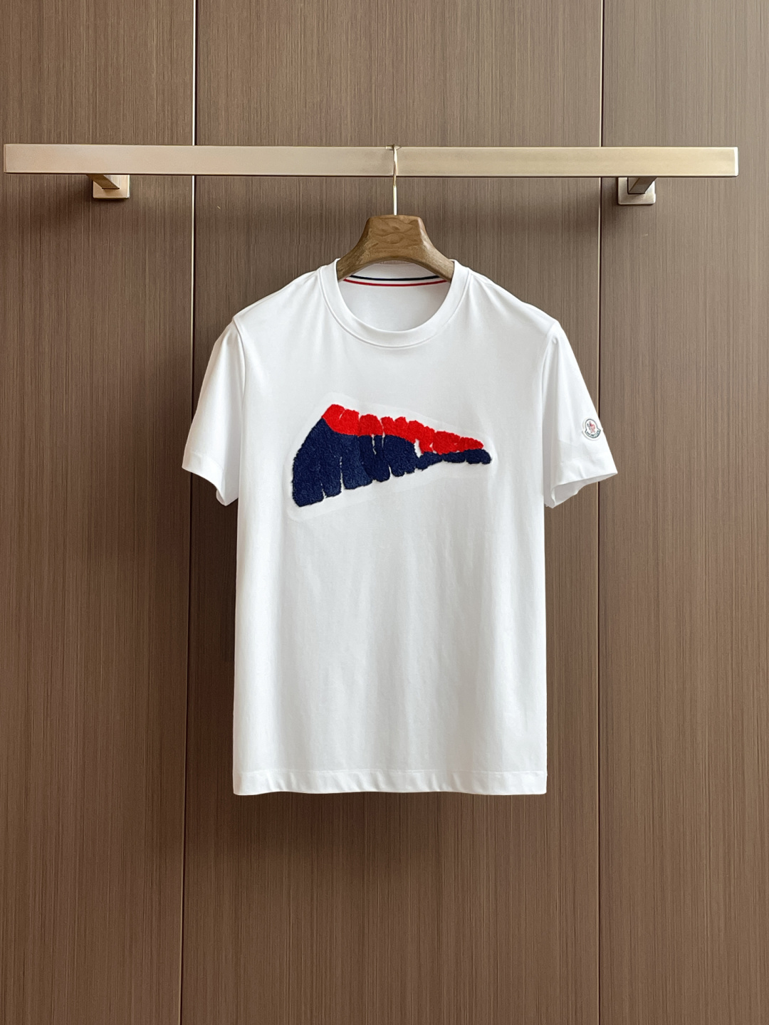 NO:466240,The new 2025 summer style!  Fashionable and casual round neck short-sleeved fashion item design, more fashionable and comfortable, high-standard customization, very stylish upper body, luxurious and classic LOGO pattern on the chest, customer-supplied auxiliary materials, imported high-end custom fabrics with very delicate texture, exquisite details and exquisite craftsmanship, extremely shaping item, can be matched with any fashion, super good style, a must-have item for trendy men. Counter code: M-3XL, shipped on the same day!  , Moncler, T-shirt, alexander wang19860909蒙口/mo 2025夏季新款！时尚休闲圆领短袖时尚单品设计,更加时尚舒适,高标准定制,上身非常有型,胸前奢华经典LOGO图案 客供辅料,客供进口高档定制面料质感非常细腻,细节工艺精湛考究,塑造性极高的一款单品,任何时装都可以搭配,版型超级好 潮男必备单品 专柜码:M-3XL,当天出货！,,Moncler,T-shirt,alexander wang,Men's clothing