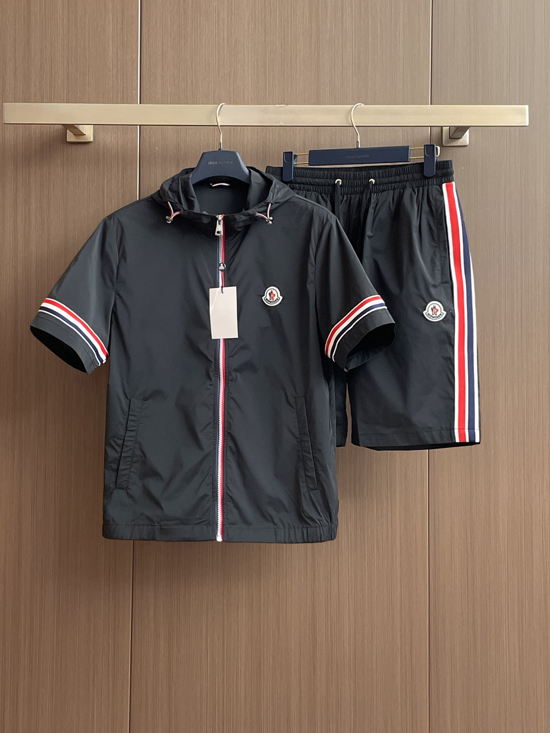 NO:453657,Make a profit by jacket, cover the mouth 2025FW men's hood, casual and daily wear items!  The upper body is decorated with body shape and customized fabrics perfectly combine fashion aesthetics and new urban business and leisure concepts. Different styles are available for you to choose, and never out of time. One piece, unlocks all-changing styles. Simple but not simple, details show quality. I want to both temperature and demeanor. Break the convention and wear it out. Trends are fleeting, styles are always light and comfortable, and move freely. The aura is fully open. The essential robe in the workplace leads the trend and wears out your attitude. No fear of challenges. Youthful vitality, cost-effective choice. The whole body interprets the Italian-style ability and outdoor functional styles, both solemn and harmonious, creating a unique styling item. The overall outline tends to be simple, with a rather unique and elegant detail treatment, enriching the overall vision. The wardrobe is excellent for business and leisure, and has a high attendance rate!  It is hard to find!  Size M-3XL not sold, Moncler, jackets & coats,hats,alexander wang19860909按夹克让利 蒙口 2025FW男士连帽 休闲日常穿搭单品！上身修饰身形、定制面料将时装美学和新都市商务休闲概念完美融合,不同风格任你选,永不过时 一件,解锁百变风格 简约而不简单,细节彰显品质.温度与风度,我都要.打破常规,穿出自我.潮流易逝,风格永存 轻便舒适,活动自如.气场全开,职场必备战袍引领潮流,穿出你的态度 无惧挑战 青春活力,性价比之选 通体将意式的干练和户外功能性风格极致诠释,亦庄亦谐,塑造出别具一格的造型单品,整体轮廓趋于简约风格,颇为个性且雅痞的细节处理,丰富了整体视觉.衣橱商务休闲绝佳的高出勤率！可遇而不可求！尺码M-3XL 不拆卖,,Moncler,jackets & coats,hats,alexander wang,Men's clothing