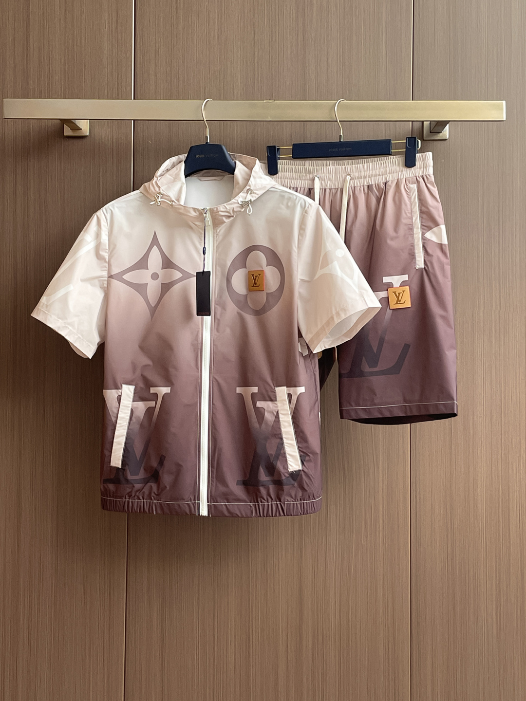 NO:453652,Make a profit by jacket LV 2025FW men's hooded casual and daily wear items!  The upper body is decorated with body shape and customized fabrics perfectly combine fashion aesthetics and new urban business and leisure concepts. Different styles are available for you to choose, and never out of time. One piece, unlocks all-changing styles. Simple but not simple, details show quality. I want to both temperature and demeanor. Break the convention and wear it out. Trends are fleeting, styles are always light and comfortable, and move freely. The aura is fully open. The essential robe in the workplace leads the trend and wears out your attitude. No fear of challenges. Youthful vitality, cost-effective choice. The whole body interprets the Italian-style ability and outdoor functional styles, both solemn and harmonious, creating a unique styling item. The overall outline tends to be simple, with a very personalized and elegant detail treatment, enriching the overall vision. The wardrobe is excellent for business and leisure, and has a high attendance rate!  It is hard to come by!  Size M-3XL not sold, louis vuitton,jackets & coats,hats,alexander wang19860909按夹克让利 LV 2025FW男士连帽 休闲日常穿搭单品！上身修饰身形、定制面料将时装美学和新都市商务休闲概念完美融合,不同风格任你选,永不过时 一件,解锁百变风格 简约而不简单,细节彰显品质.温度与风度,我都要.打破常规,穿出自我.潮流易逝,风格永存 轻便舒适,活动自如.气场全开,职场必备战袍引领潮流,穿出你的态度 无惧挑战 青春活力,性价比之选 通体将意式的干练和户外功能性风格极致诠释,亦庄亦谐,塑造出别具一格的造型单品,整体轮廓趋于简约风格,颇为个性且雅痞的细节处理,丰富了整体视觉.衣橱商务休闲绝佳的高出勤率！可遇而不可求！尺码M-3XL 不拆卖,,louis vuitton,jackets & coats,hats,alexander wang,Men's clothing