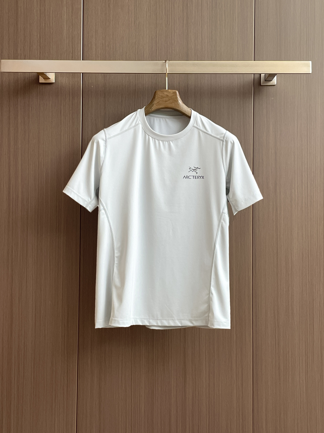 NO:466275,Archaeopteryx 2025 summer new model!  Fashionable and casual round neck short-sleeved fashion item design, more fashionable and comfortable, high-standard customization, very stylish upper body, luxurious and classic LOGO pattern on the chest, customer-supplied auxiliary materials, imported high-end custom fabrics with very delicate texture, exquisite details and exquisite craftsmanship, extremely shaping item, can be matched with any fashion, super good style, a must-have item for trendy men. Counter code: M-3XL, shipped on the same day!  ,arc'teryx,T-shirt,alexander wang19860909始祖鸟 2025夏季新款！时尚休闲圆领短袖时尚单品设计,更加时尚舒适,高标准定制,上身非常有型,胸前奢华经典LOGO图案 客供辅料,客供进口高档定制面料质感非常细腻,细节工艺精湛考究,塑造性极高的一款单品,任何时装都可以搭配,版型超级好 潮男必备单品 专柜码:M-3XL,当天出货！,arc'teryx,T-shirt,alexander wang,Men's clothing