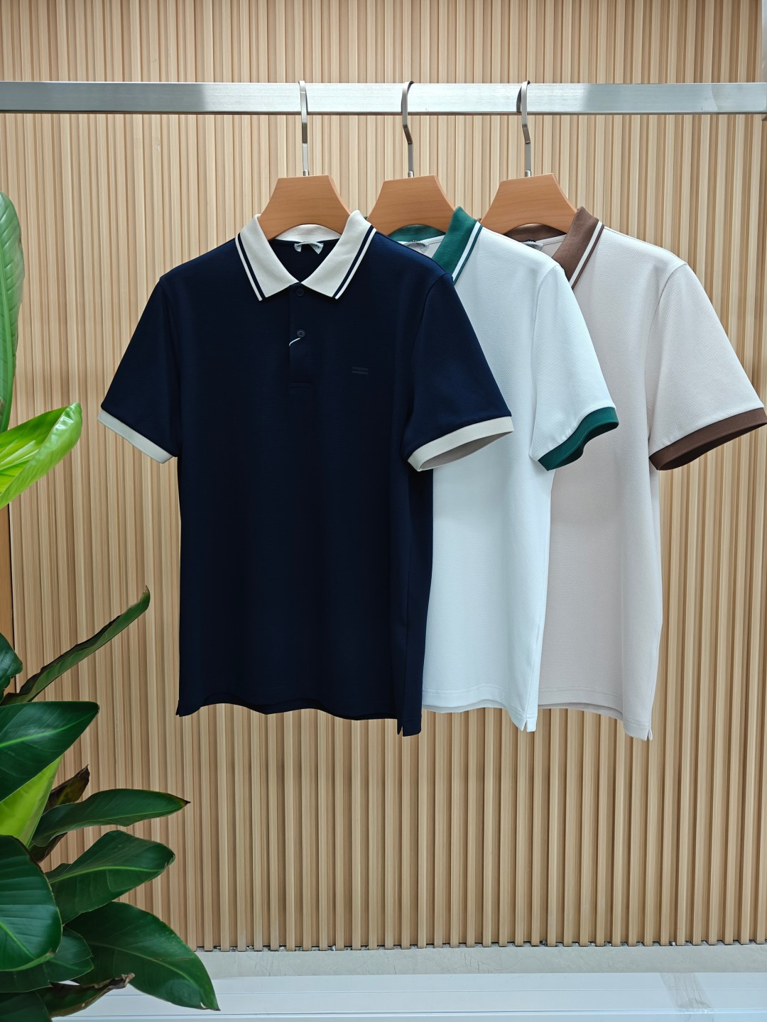 NO:453705,High-quality Jenia Spring and summer counter latest top-quality mulberry silk short-sleeved polo shirt lapel T-shirt high-end custom design avant-garde!  Heavy craft design, high-end customized fabric, soft feel, comfortable to wear, exquisite counter-level car line, fine workmanship, invincible and handsome upper body effect!  A must-have item for handsome men!  Number of code M-3XL (178 catties wear L slim fit, maximum wear 190 catties), zegna, T-shirt,tees, t-shirt,alexander wang19860909高品质 杰尼亚 春夏专柜最新款顶级桑蚕丝短袖polo衫翻领T恤 高端订制 设计前卫！重工艺设计 高端订制面料.手感柔软.穿着舒适.专柜级别精致车线.做工精细.上身效果无敌帅气！型男必备单品！码数M-3XL（178 斤穿L修身 最大穿190斤）,,zegna,T-shirt,tees，t-shirt,alexander wang,Men's clothing