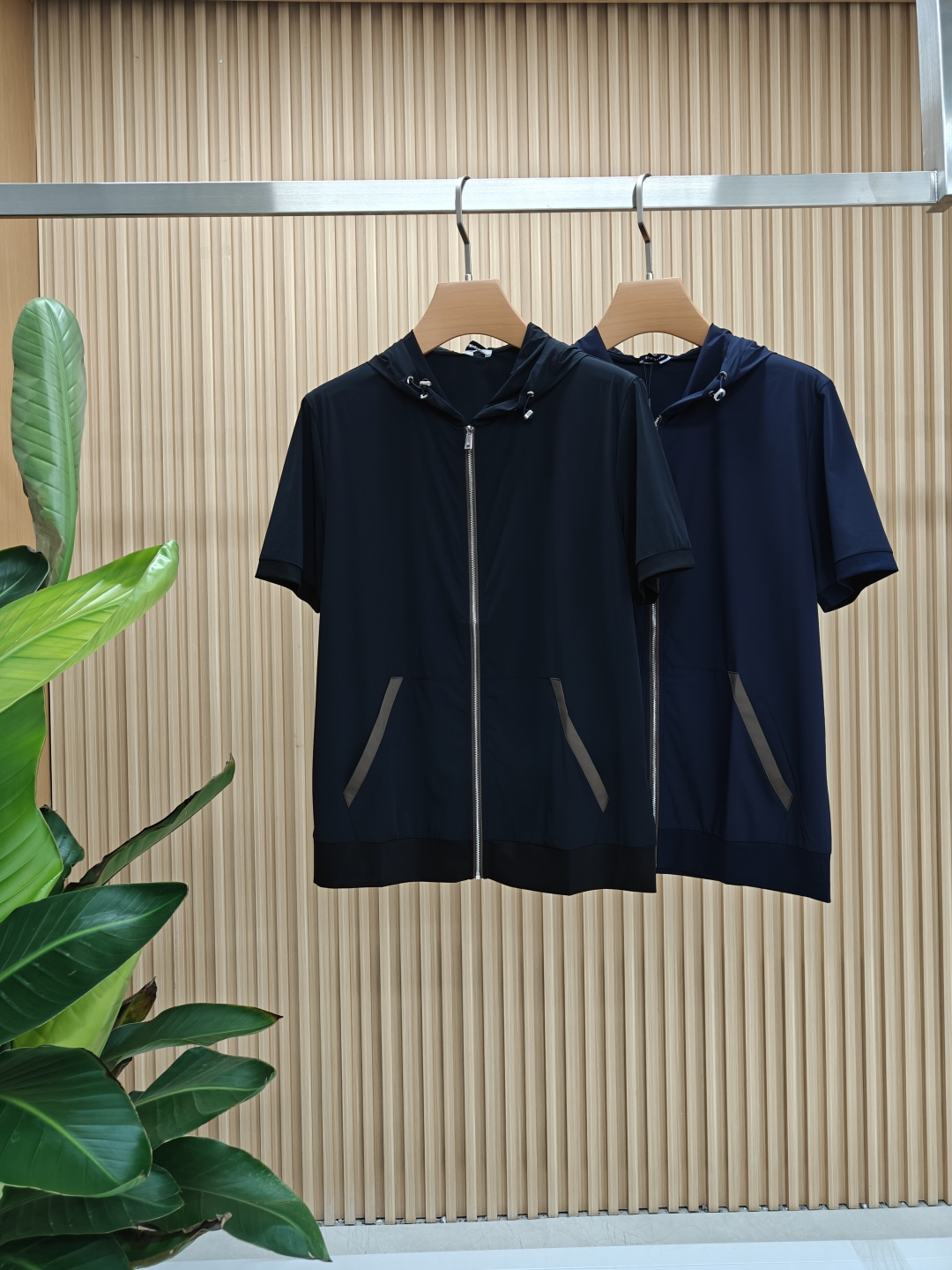 NO:424012,High-quality Jenia 1955ss Spring and Summer counter fashionable hooded cardigan T-shirt, casual and fashionable outside, essential for inner wear, comfortable and beautiful, visible on the upper body, customized imported high-end fabric, delicate and silky feel, close-fitting and comfortable without thorning, fashionable and stylish counter logo design is very unique, original quality and craftsmanship, perfect three-dimensional slim tailoring, lock edge sewing plates are very rigorous and exquisite, absolutely first-line OEM requirements!  Don't miss it, male gods!  Complete three standards!  Size M-3XL (model 176/catties upper body L size), zegna,tees, t-shirt,hats,alexander wang19860909高品质 杰尼亚 1955ss春夏专柜时尚大爆款连帽开衫T恤,休闲时尚外穿 内搭必备款,舒适好看上身可见 定制进口高端面料,手感细腻丝滑,贴身舒适不扎肉,穿着时尚有型专柜标志设计非常独特,原版品质与工艺 完美立体修身剪裁 锁边缝盘都非常严谨考究 绝对一线代工要求！男神们别错过！ 三标齐全！尺码 M-3XL（模特176/斤上身L码）,,zegna,tees，t-shirt,hats,alexander wang,Men's clothing