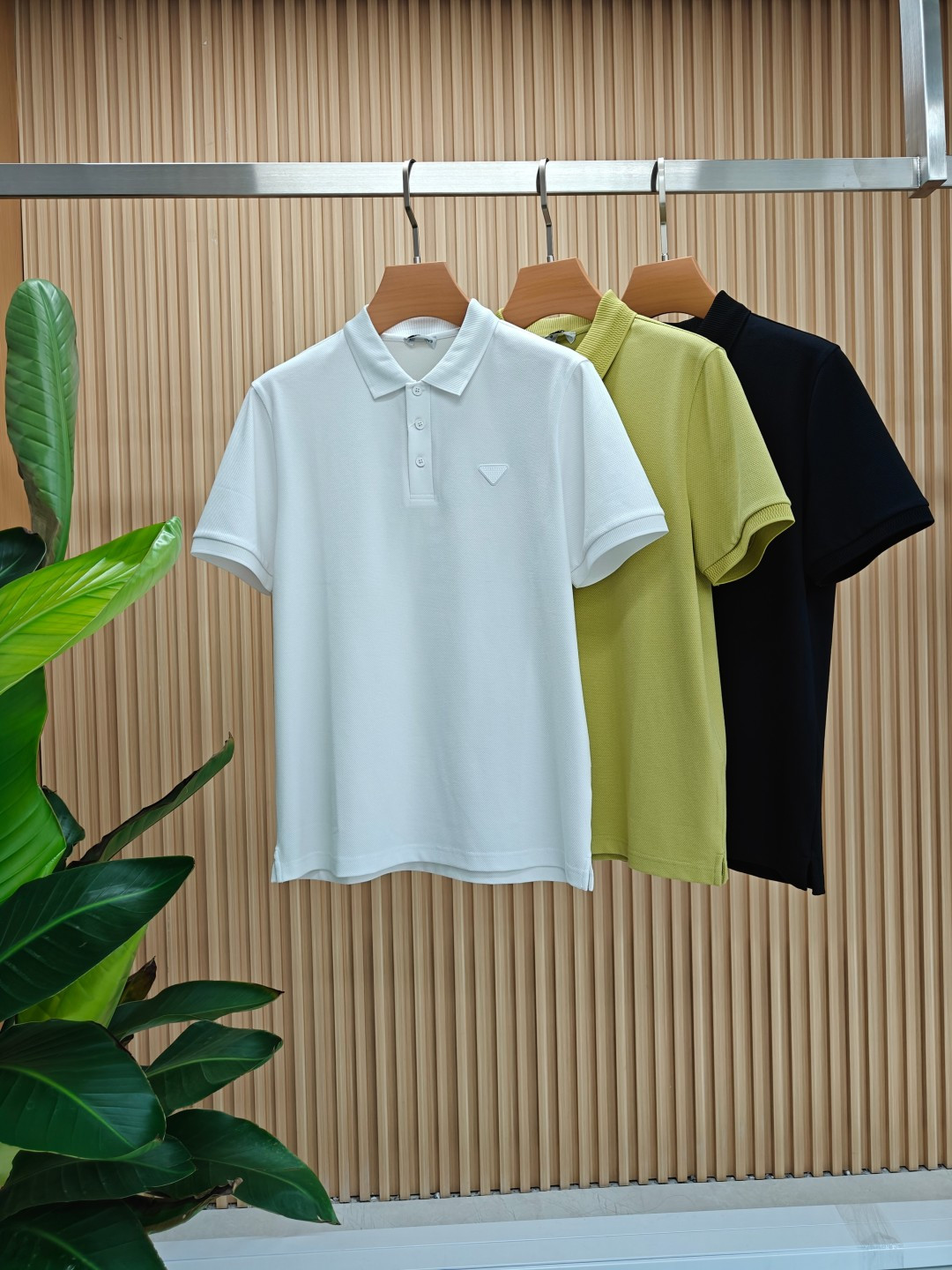 NO:453710,High-quality Prada Spring and Summer Counter Latest Top Mercury Beaded Short-Sleeve Polo Sleeve Lapel T-shirt High-end Customized Design Avant-garde!  Heavy craft design, high-end customized fabric, soft feel, comfortable to wear, exquisite counter-level car line, fine workmanship, invincible and handsome upper body effect!  A must-have item for handsome men!  Number of code M-3XL (178 catties wear L slim fit, maximum wear 190 catties), prada, T-shirt,tees, t-shirt,alexander wang19860909高品质 普拉达 春夏专柜最新款顶级丝光珠地短袖polo衫翻领T恤 高端订制 设计前卫！重工艺设计 高端订制面料.手感柔软.穿着舒适.专柜级别精致车线.做工精细.上身效果无敌帅气！型男必备单品！码数M-3XL（178 斤穿L修身 最大穿190斤）,,prada,T-shirt,tees，t-shirt,alexander wang,Men's clothing