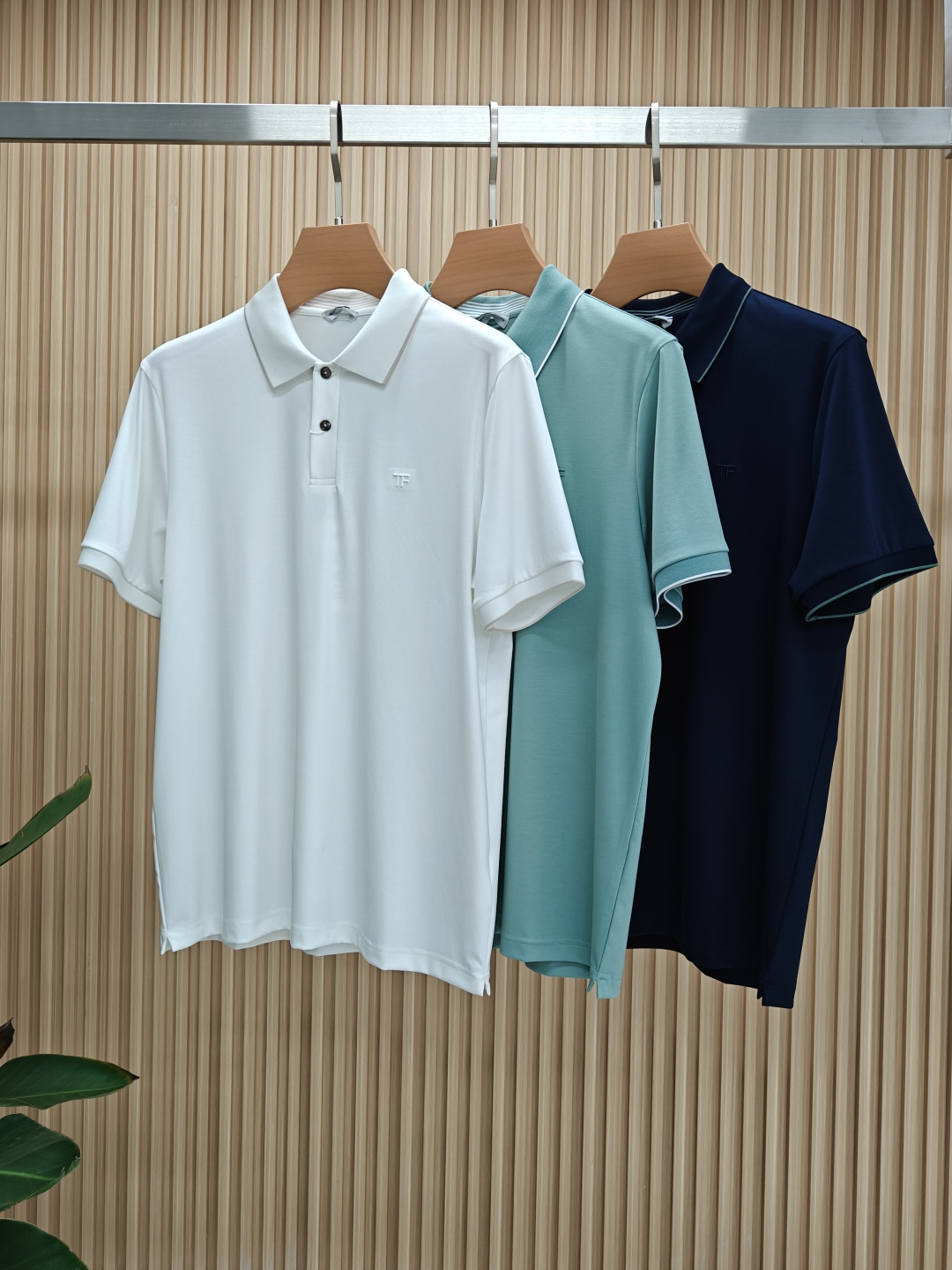 NO:453725,High-quality TF Spring and Summer Counter Latest Top Mulberry Silk Short-sleeved Polo Sweater Lapel T-shirt High-end Customized Design Avant-garde!  Heavy craft design, high-end customized fabric, soft feel, comfortable to wear, exquisite counter-level car line, fine workmanship, invincible and handsome upper body effect!  A must-have item for handsome men!  Number of code M-3XL (178 catties wear L slim fit, maximum wear 190 catties),,tom ford,T-shirt,tees,t-shirt,alexander wang19860909高品质 TF 春夏专柜最新款顶级桑蚕丝短袖polo衫翻领T恤 高端订制 设计前卫！重工艺设计 高端订制面料.手感柔软.穿着舒适.专柜级别精致车线.做工精细.上身效果无敌帅气！型男必备单品！码数M-3XL（178 斤穿L修身 最大穿190斤）,,tom ford,T-shirt,tees，t-shirt,alexander wang,Men's clothing