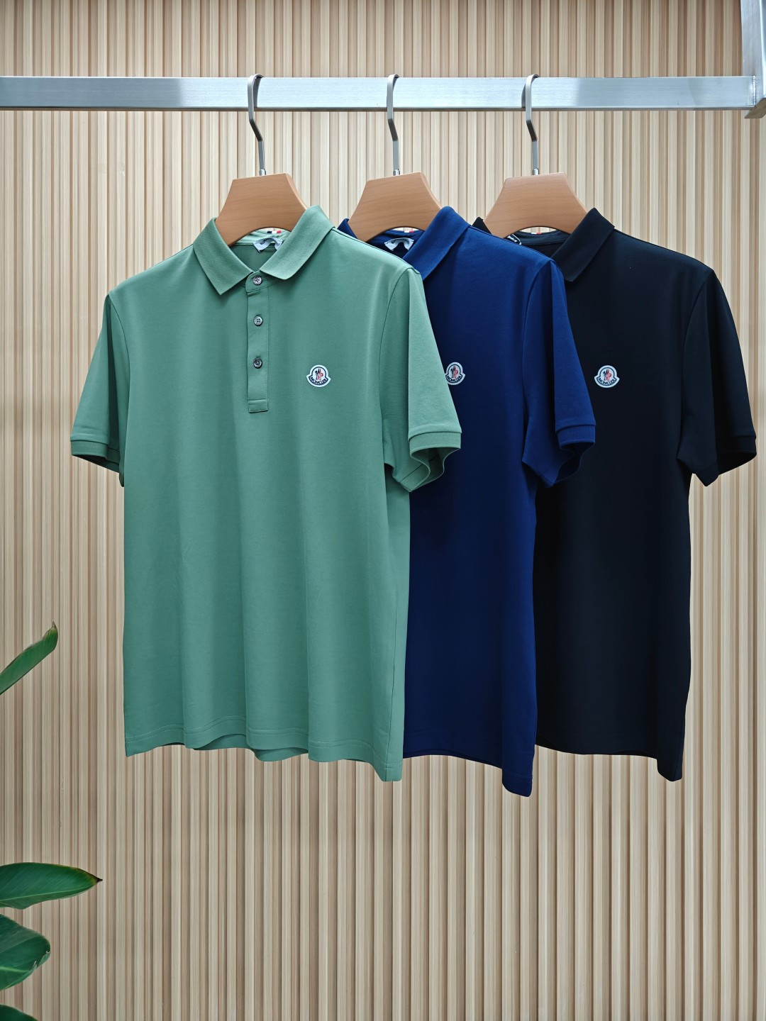 NO:469268,High-quality cover-mouth 2025 spring and summer counter latest top-grade mulberry silk short-sleeved polo shirt lapel T-shirt high-end custom design avant-garde!  Heavy craft design, high-end customized fabric, soft feel, comfortable to wear, exquisite counter-level car line, fine workmanship, invincible and handsome upper body effect!  A must-have item for handsome men!  M-3XL (178 140 catties wear L slim fit maximum wear 190 catties), Moncler, T-shirt, tees, t-shirt, alexander wang19860909高品质 蒙口 2025春夏专柜最新款顶级桑蚕丝短袖polo衫翻领T恤 高端订制 设计前卫！重工艺设计 高端订制面料.手感柔软.穿着舒适.专柜级别精致车线.做工精细.上身效果无敌帅气！型男必备单品！码数M-3XL（178 140斤穿L修身 最大穿190斤）,,Moncler,T-shirt,tees，t-shirt,alexander wang,Men's clothing