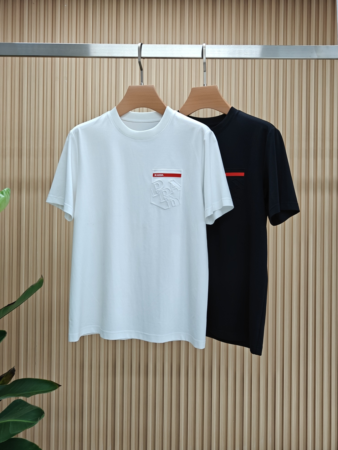 NO:469155,Prada 2025 summer new product fashionable round neck short sleeves are made of high-end Yuchan silk fabric. The classic round neck style is unique and cool. The luxurious classic jacquard logo design is versatile. Adhering to the traditional fashion charm of big brands, the unique line design exudes a strong British style, which is very modern and inherits the traditional concept. The precious fabric is smoother, the feel is soft, comfortable and breathable. The exquisite craftsmanship and three-dimensional tailoring style bring texture enjoyment. The counter size M-3XL was shipped on the same day!  ,,prada,T-shirt,alexander wang19860909普拉达 2025夏季新品时尚圆领短袖采用高档玉婵丝面料 经典圆领款式独特又清凉 奢华经典提花logo设计百搭气质 秉承大牌的传统时尚魅力,独有的线条设计散发着浓郁的英伦风情,极具现代感亦承袭了传统理念.珍贵面料更加光滑,手感柔顺舒适透气 精湛工艺,立体剪裁风格带来质感享受.专柜尺码M-3XL,当天出货！,,prada,T-shirt,alexander wang,Men's clothing