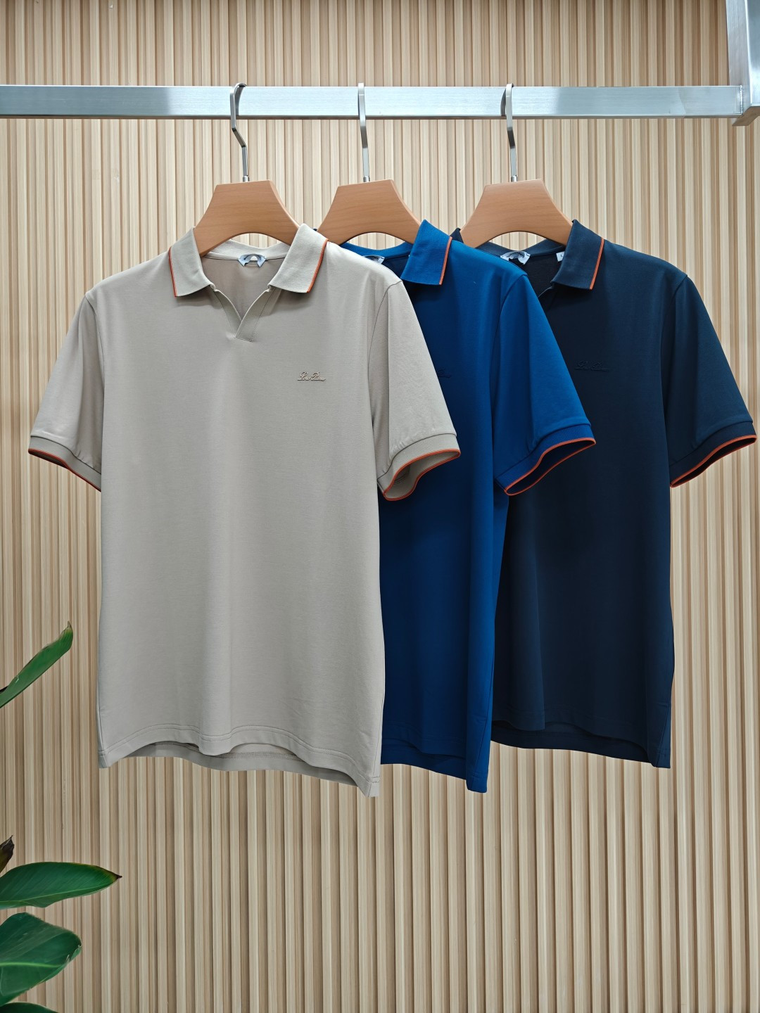 NO:469262,High-quality Gucci 2025 spring and summer counter latest top-grade mulberry silk short-sleeved polo shirt V-neck T-shirt, high-end customization, avant-garde design!  Heavy craft design, high-end customized fabric, soft feel, comfortable to wear, exquisite counter-level car line, fine workmanship, invincible and handsome upper body effect!  A must-have item for handsome men!  Number of code M-3XL (178 140 catties wear L slim fit maximum wear 190 catties), gucci, T-shirt, tees, t-shirt, alexander wang19860909高品质 古驰 2025春夏专柜最新款顶级桑蚕丝短袖polo衫V领T恤 高端订制 设计前卫！重工艺设计 高端订制面料.手感柔软.穿着舒适.专柜级别精致车线.做工精细.上身效果无敌帅气！型男必备单品！码数M-3XL（178 140斤穿L修身 最大穿190斤）,,gucci,T-shirt,tees，t-shirt,alexander wang,Men's clothing