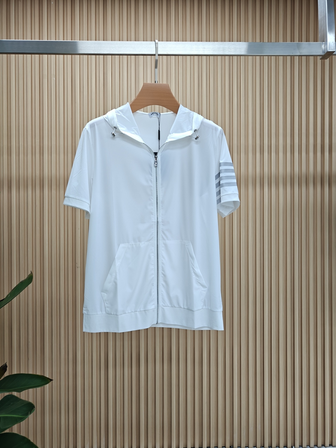 NO:469147,TB- 1955ss Spring and Summer Counter Fashion Hooded Cardigan T-shirt, casual and fashionable outside, essential for inner wear, comfortable and beautiful, visible on the upper body. Custom imported high-end fabric, delicate and silky feel, close-fitting and comfortable without thorning. The logo design of the fashionable and stylish counter is very unique, the original quality and craftsmanship, perfect three-dimensional slim tailoring, the lock edge sewing plate is very rigorous and exquisite, absolutely first-line OEM requirements!  Don't miss it, male gods!  Complete three standards!  Size M-3XL (model 176/catties upper body L size), tees, t-shirt,hats,alexander wang19860909TB- 1955ss春夏专柜时尚大爆款连帽开衫T恤,休闲时尚外穿 内搭必备款,舒适好看上身可见 定制进口高端面料,手感细腻丝滑,贴身舒适不扎肉,穿着时尚有型专柜标志设计非常独特,原版品质与工艺 完美立体修身剪裁 锁边缝盘都非常严谨考究 绝对一线代工要求！男神们别错过！ 三标齐全！尺码 M-3XL（模特176/斤上身L码）,,tees，t-shirt,hats,alexander wang,Men's clothing