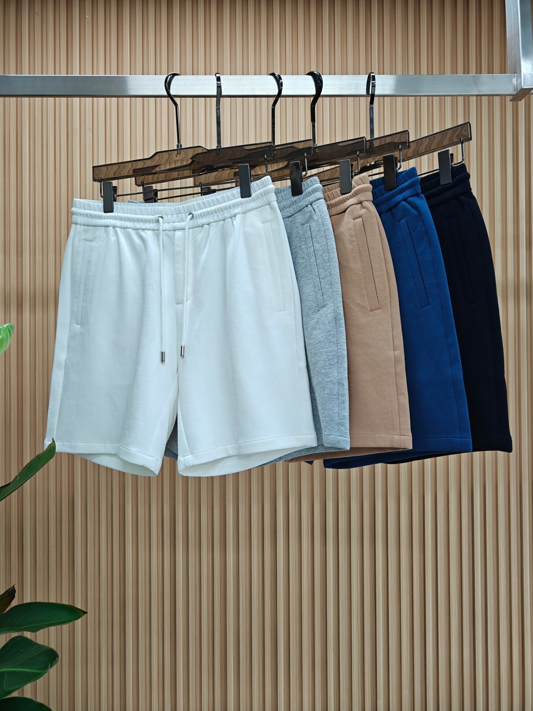 NO:469123,TB has complete three standards. 2025 summer new men's casual shorts, high-end customized air cotton fabric, breathable, elastic and comfortable, impeccable details, top-level auxiliary materials, original logo design concept, delicate and soft feel!  The upper body style is excellent!  Size M-XXXL order to report height and weight, shorts, alexander wang19860909TB 三标齐全 2025夏季新款男士休闲短裤,高级定制空气棉面料 透气弹力舒适度极高,细节无可挑剔,顶级辅料配备,原版logo设计理念,手感细腻柔软！上身版型超赞！尺码M-XXXL下单报身高体重,,shorts,alexander wang,Men's clothing