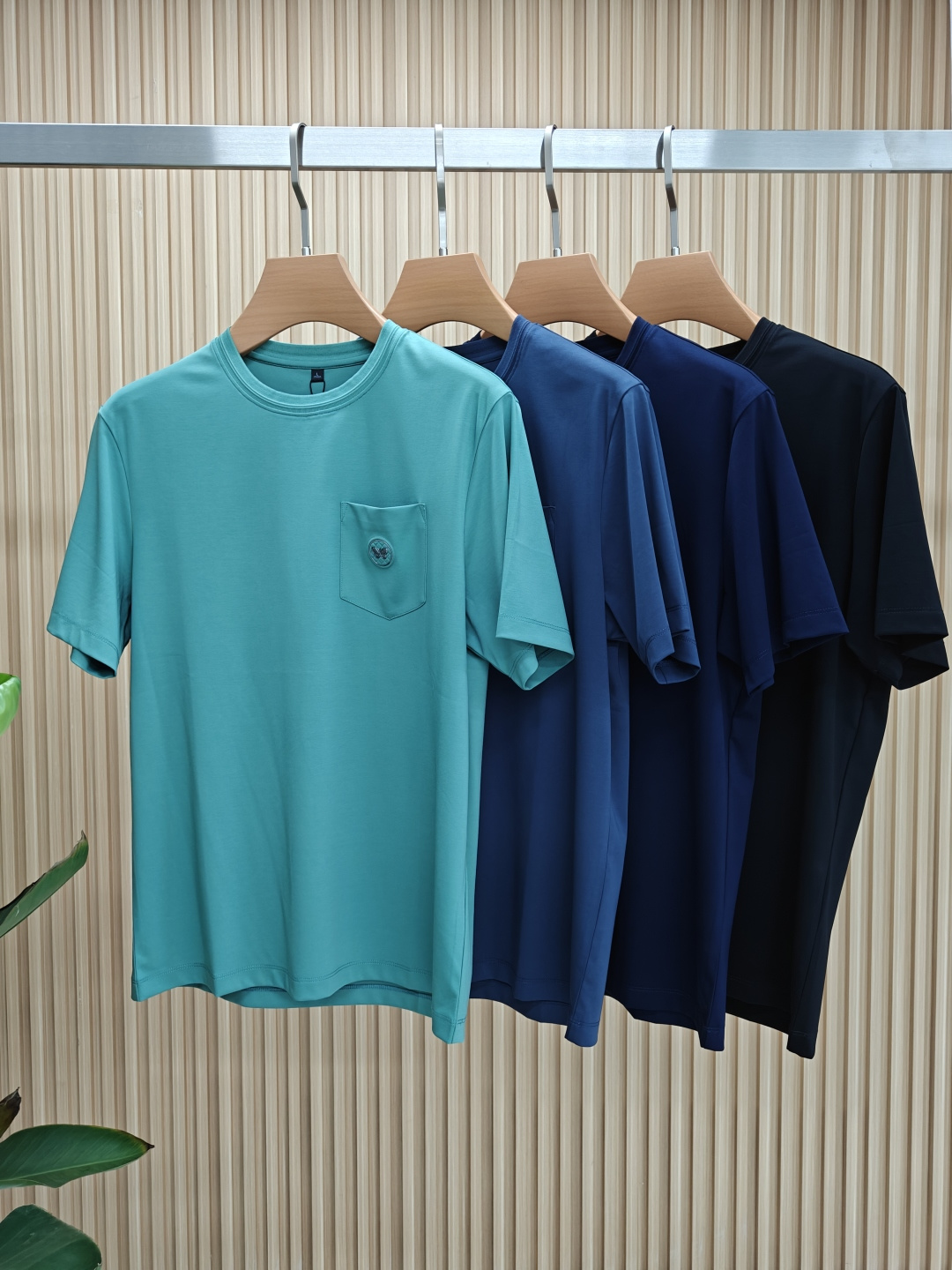 NO:469329,BV 2025 summer new product fashionable round neck short sleeves are made of high-end Yuchan silk fabric. The classic round neck style is unique and cool. The luxurious classic jacquard logo design is versatile. Adhering to the traditional fashion charm of big brands, the unique line design exudes a strong British style, which is very modern and inherits the traditional concept. The precious fabric is smoother, the feel is soft, comfortable and breathable. The exquisite craftsmanship and three-dimensional tailoring style bring texture enjoyment. The counter size M-3XL was shipped on the same day!  ,,bottega veneta,T-shirt,alexander wang19860909BV 2025夏季新品时尚圆领短袖采用高档玉婵丝面料 经典圆领款式独特又清凉 奢华经典提花logo设计百搭气质 秉承大牌的传统时尚魅力,独有的线条设计散发着浓郁的英伦风情,极具现代感亦承袭了传统理念.珍贵面料更加光滑,手感柔顺舒适透气 精湛工艺,立体剪裁风格带来质感享受.专柜尺码M-3XL,当天出货！,,bottega veneta,T-shirt,alexander wang,Men's clothing