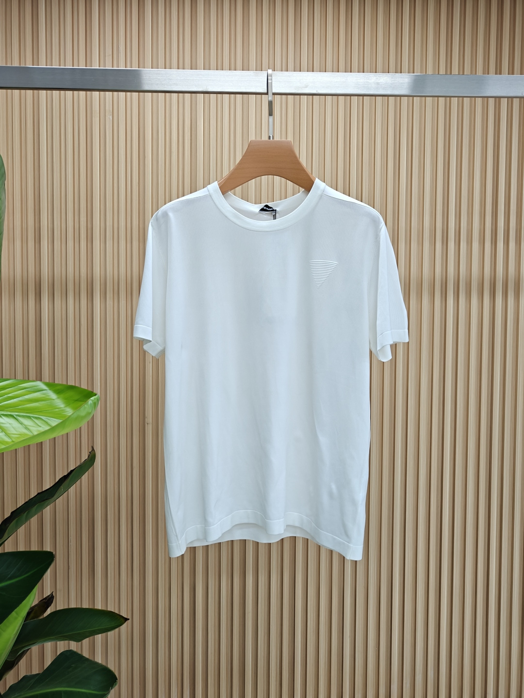 NO:469306,Prada 25 summer new product for men's round neck short sleeves!  The new ice-sensing silk fabric imported from Italy solves the problem that our ordinary cotton T is prone to wool after washing. It is called 'breathing fabric'. The texture is light, smooth and soft, soft and glutinous, with good drooping texture. The fabric surface is delicate and has the unique gentle luster of silk. The upper body has a good effect. The ribbed neckline is customized, and the elasticity is difficult to deform; the cuffs are contrasting dotted, which shows the highlights on simple clothes, making the upper body look simple but not simple!  Color: White Size M-3XL, prada, T-shirt, real silk, alexander wang19860909普拉达 25夏季新品男士圆领短袖！意大利进口冰感丝面料新款冰感丝T,从源头解决了我们普通棉T洗涤后易起毛走样的问题,被称为“会呼吸的面料”,质地轻薄,光滑柔软,手感软糯,垂感好,布面肌理细腻,自带真丝特有的温柔光泽,上身效果好,定制了罗纹领口,弹力好不易变形；袖口做撞色虚线设计,在简单衣服展现了亮点,让衣服上身看起来简约而不简单！颜色:白色 尺码M-3XL,,prada,T-shirt,real silk,alexander wang,Men's clothing