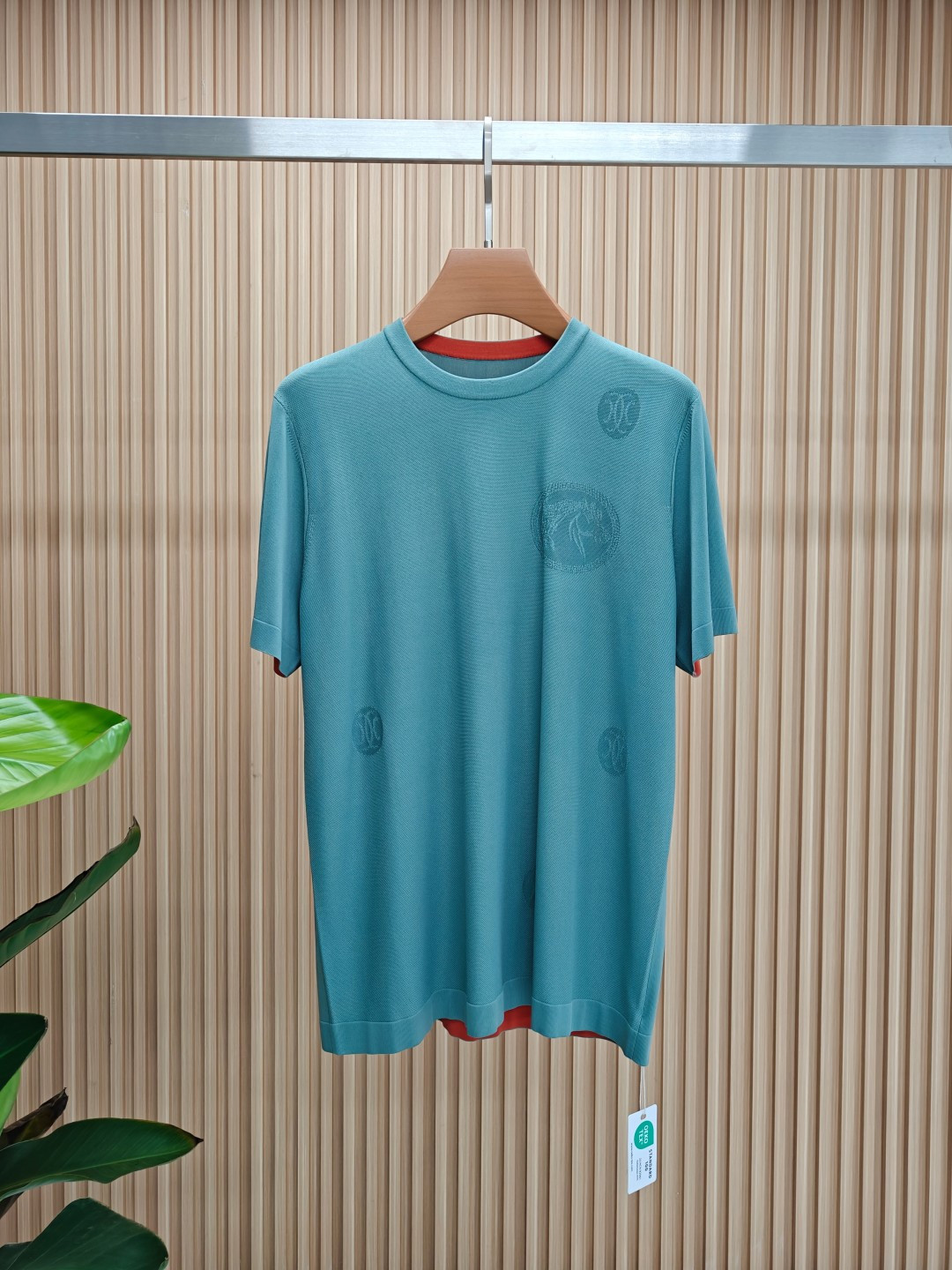 NO:469299,Hermes 25 summer new product for men's round neck short sleeves!  The new ice-sensing silk fabric imported from Italy solves the problem that our ordinary cotton T is prone to wool after washing. It is called 'breathing fabric'. The texture is light, smooth and soft, soft and glutinous, with good drooping texture. The fabric surface is delicate and has the unique gentle luster of silk. The upper body has a good effect. The ribbed neckline is customized, and the elasticity is difficult to deform; the cuffs are contrasting dotted, which shows the highlights on simple clothes, making the upper body look simple but not simple!  Color: Green Size M-3XL, hermes, T-shirt, real silk, alexander wang19860909爱马仕 25夏季新品男士圆领短袖！意大利进口冰感丝面料新款冰感丝T,从源头解决了我们普通棉T洗涤后易起毛走样的问题,被称为“会呼吸的面料”,质地轻薄,光滑柔软,手感软糯,垂感好,布面肌理细腻,自带真丝特有的温柔光泽,上身效果好,定制了罗纹领口,弹力好不易变形；袖口做撞色虚线设计,在简单衣服展现了亮点,让衣服上身看起来简约而不简单！颜色:绿色 尺码M-3XL,,hermes,T-shirt,real silk,alexander wang,Men's clothing