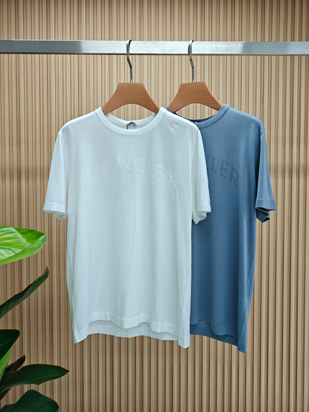 NO:469292,The 25-new summer product for men's round neck short sleeves!  The new ice-sensing silk fabric imported from Italy solves the problem that our ordinary cotton T is prone to wool after washing. It is called 'breathing fabric'. The texture is light, smooth and soft, soft and glutinous, with good drooping texture. The fabric surface is delicate and has the unique gentle luster of silk. The upper body has a good effect. The ribbed neckline is customized, and the elasticity is difficult to deform; the cuffs are contrasting dotted, which shows the highlights on simple clothes, making the upper body look simple but not simple!  Color: White and blue Size M-3XL, Moncler, T-shirt, real silk, alexander wang19860909蒙口 25夏季新品男士圆领短袖！意大利进口冰感丝面料新款冰感丝T,从源头解决了我们普通棉T洗涤后易起毛走样的问题,被称为“会呼吸的面料”,质地轻薄,光滑柔软,手感软糯,垂感好,布面肌理细腻,自带真丝特有的温柔光泽,上身效果好,定制了罗纹领口,弹力好不易变形；袖口做撞色虚线设计,在简单衣服展现了亮点,让衣服上身看起来简约而不简单！颜色:白色蓝色 尺码M-3XL,,Moncler,T-shirt,real silk,alexander wang,Men's clothing