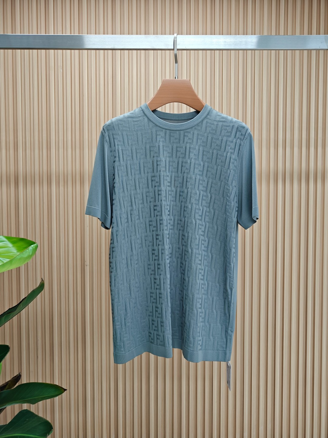 NO:469163,Fendi 25 summer new product for men's round neck short sleeves!  The new ice-sensing silk fabric imported from Italy solves the problem that our ordinary cotton T is prone to wool after washing. It is called 'breathing fabric'. The texture is light, smooth and soft, soft and glutinous, with good drooping texture. The fabric surface is delicate and has the unique gentle luster of silk. The upper body has a good effect. The ribbed neckline is customized, and the elasticity is difficult to deform; the cuffs are contrasting dotted, which shows the highlights on simple clothes, making the upper body look simple but not simple!  Color: Green Size M-3XL, fendi, T-shirt, real silk, alexander wang19860909芬迪 25夏季新品男士圆领短袖！意大利进口冰感丝面料新款冰感丝T,从源头解决了我们普通棉T洗涤后易起毛走样的问题,被称为“会呼吸的面料”,质地轻薄,光滑柔软,手感软糯,垂感好,布面肌理细腻,自带真丝特有的温柔光泽,上身效果好,定制了罗纹领口,弹力好不易变形；袖口做撞色虚线设计,在简单衣服展现了亮点,让衣服上身看起来简约而不简单！颜色:绿色 尺码M-3XL,,fendi,T-shirt,real silk,alexander wang,Men's clothing