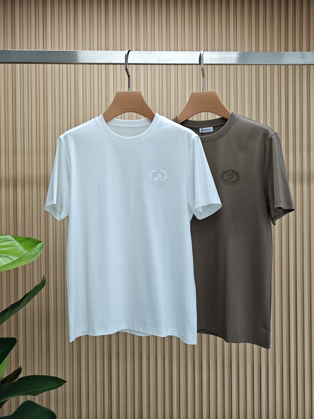 NO:469170,LP 2025 summer new product fashionable round neck short sleeves are made of high-end Yuchan silk fabric. The classic round neck style is unique and cool. The luxurious classic jacquard logo design is versatile. Adhering to the traditional fashion charm of the big brand, the unique line design exudes a strong British style, which is very modern and inherits the traditional concept. The precious fabric is smoother, the feel is soft, comfortable and breathable. The exquisite craftsmanship and three-dimensional tailoring style bring texture enjoyment. The counter size M-3XL was shipped on the same day!  ,loro piana,T-shirt,alexander wang19860909LP 2025夏季新品时尚圆领短袖采用高档玉婵丝面料 经典圆领款式独特又清凉 奢华经典提花logo设计百搭气质 秉承大牌的传统时尚魅力,独有的线条设计散发着浓郁的英伦风情,极具现代感亦承袭了传统理念.珍贵面料更加光滑,手感柔顺舒适透气 精湛工艺,立体剪裁风格带来质感享受.专柜尺码M-3XL,当天出货！,,loro piana,T-shirt,alexander wang,Men's clothing