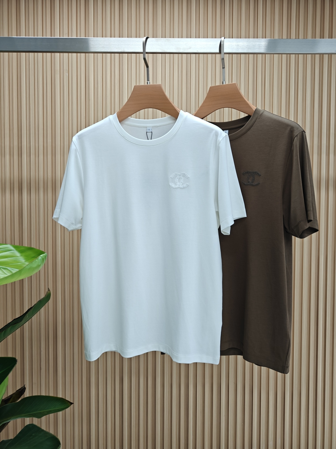 NO:469178,Chanel's new summer 2025 fashion round neck short sleeves are made of high-end Yuchan silk fabric. The classic round neck style is unique and cool. The luxurious classic jacquard logo design is versatile. Adhering to the traditional fashion charm of the big brand, the unique line design exudes a strong British style, which is very modern and inherits the traditional concept. The precious fabric is smoother, the feel is soft, comfortable and breathable. The exquisite craftsmanship and three-dimensional tailoring style bring texture enjoyment. The counter size M-3XL was shipped on the same day!  ,chanel,T-shirt,alexander wang19860909香奈儿 2025夏季新品时尚圆领短袖采用高档玉婵丝面料 经典圆领款式独特又清凉 奢华经典提花logo设计百搭气质 秉承大牌的传统时尚魅力,独有的线条设计散发着浓郁的英伦风情,极具现代感亦承袭了传统理念.珍贵面料更加光滑,手感柔顺舒适透气 精湛工艺,立体剪裁风格带来质感享受.专柜尺码M-3XL,当天出货！,,chanel,T-shirt,alexander wang,Men's clothing