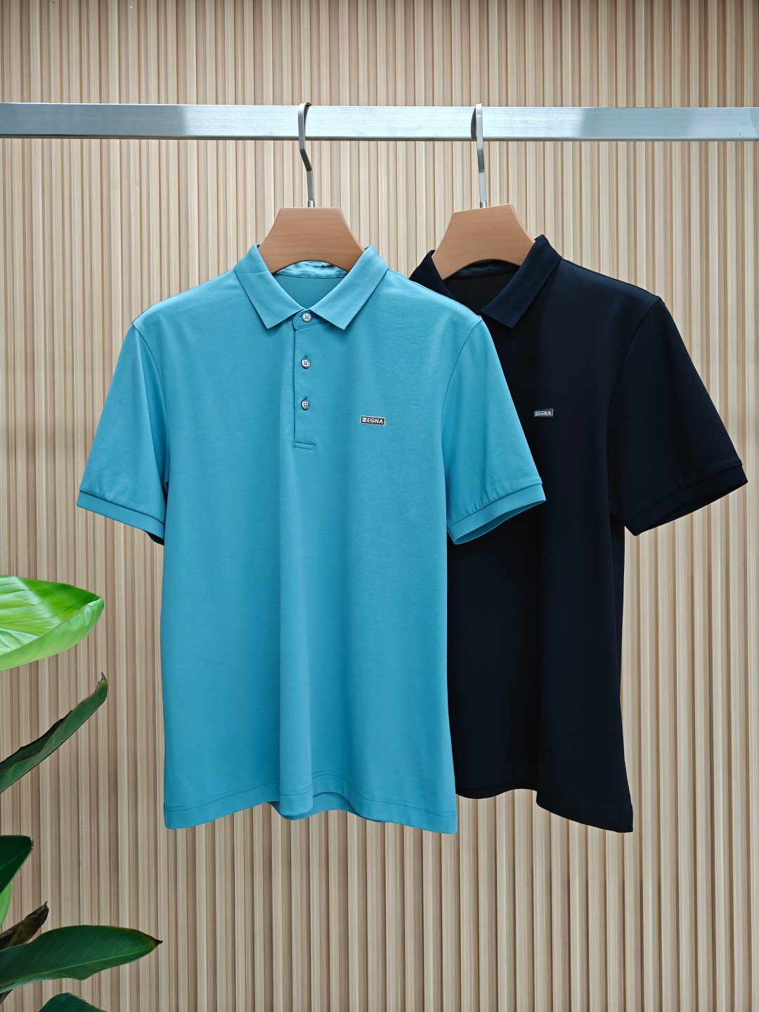 NO:469249,Jenia's latest top-grade fine pearl mercerated short-sleeved polo shirt lapel T-shirt in 2025 spring and summer counter, high-end customization and avant-garde design!  Heavy craft design, high-end customized fabric, soft feel, comfortable to wear, exquisite counter-level car line, fine workmanship, invincible and handsome upper body effect!  A must-have item for handsome men!  Number of code M-3XL (178 140 catties wear L slim fit maximum wear 190 catties), zegna, T-shirt,tees, t-shirt,alexander wang19860909杰尼亚 2025春夏专柜最新款顶级细珠地丝光短袖polo衫翻领T恤 高端订制 设计前卫！重工艺设计 高端订制面料.手感柔软.穿着舒适.专柜级别精致车线.做工精细.上身效果无敌帅气！型男必备单品！码数M-3XL（178 140斤穿L修身 最大穿190斤）,,zegna,T-shirt,tees，t-shirt,alexander wang,Men's clothing