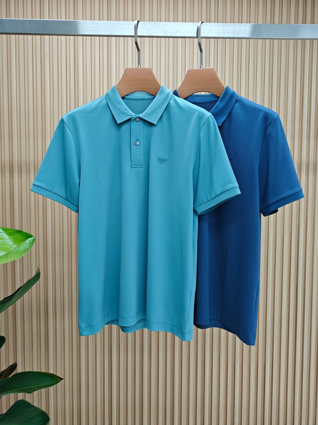 NO:469254,Prada 2025 spring and summer counter latest top-grade fine pearl mercerated short-sleeved polo shirt lapel T-shirt high-end customization and avant-garde design!  Heavy craft design, high-end customized fabric, soft feel, comfortable to wear, exquisite counter-level car line, fine workmanship, invincible and handsome upper body effect!  A must-have item for handsome men!  Number of code M-3XL (178 140 catties wear L slim fit maximum wear 190 catties), prada, T-shirt, tees, t-shirt, alexander wang19860909普拉达 2025春夏专柜最新款顶级细珠地丝光短袖polo衫翻领T恤 高端订制 设计前卫！重工艺设计 高端订制面料.手感柔软.穿着舒适.专柜级别精致车线.做工精细.上身效果无敌帅气！型男必备单品！码数M-3XL（178 140斤穿L修身 最大穿190斤）,,prada,T-shirt,tees，t-shirt,alexander wang,Men's clothing