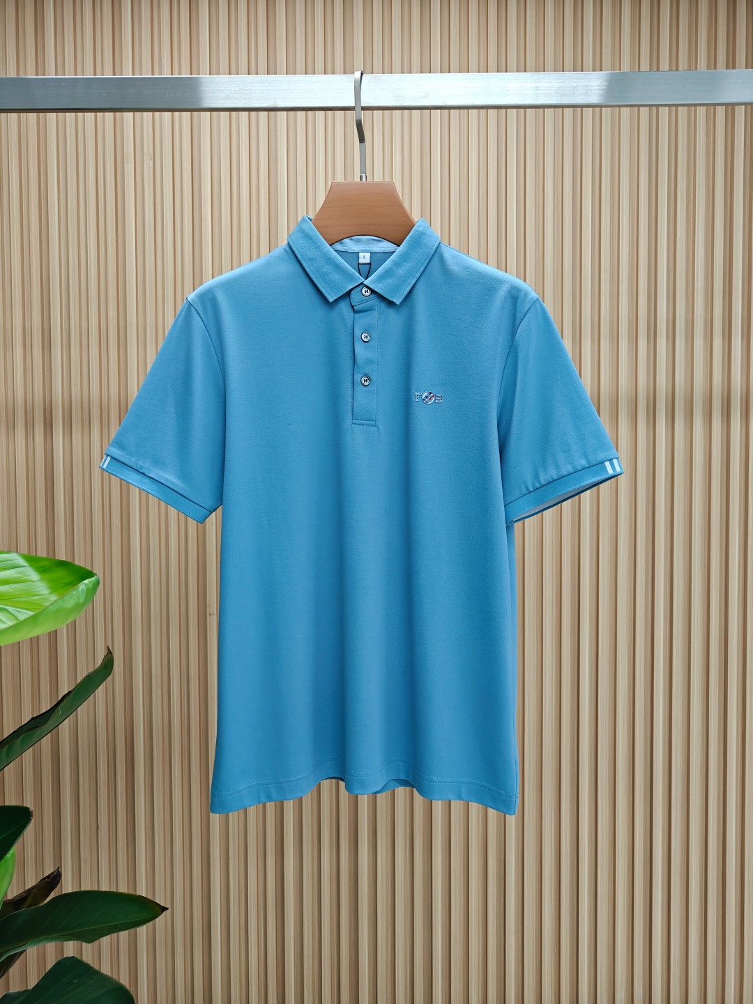 NO:469266,Burberry's latest 2025 spring and summer counter top fine pearl mercerized short-sleeved polo shirt lapel T-shirt, high-end customization, avant-garde design!  Heavy craft design, high-end customized fabric, soft feel, comfortable to wear, exquisite counter-level car line, fine workmanship, invincible and handsome upper body effect!  A must-have item for handsome men!  M-3XL (178 140 catties wear L slim fit maximum wear 190 catties), burberry, T-shirt, tees, t-shirt, alexander wang19860909巴宝莉 2025春夏专柜最新款顶级细珠地丝光短袖polo衫翻领T恤 高端订制 设计前卫！重工艺设计 高端订制面料.手感柔软.穿着舒适.专柜级别精致车线.做工精细.上身效果无敌帅气！型男必备单品！码数M-3XL（178 140斤穿L修身 最大穿190斤）,,burberry,T-shirt,tees，t-shirt,alexander wang,Men's clothing