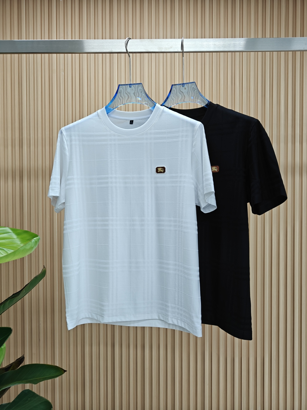 NO:469211,Burberry's new spring and summer new model in the first counter has the latest jacquard round neck short sleeves, high-end customization, avant-garde and fashionable design!  Brand logo heavy craftsmanship design, dark pattern jacquard pattern design, soft texture, comfortable to wear, exquisite counter-level car lines, fine workmanship, invincible and handsome upper body effect!  A must-have item for handsome men!  Code number M-3xL, burberry, T-shirt, alexander wang19860909巴宝莉 2025春夏新款首发专柜最新款提花圆领短袖 高端订制 设计前卫时尚！品牌logo重工艺设计 暗纹提花图案设计 面料手感柔软.穿着舒适.专柜级别精致车线.做工精细.上身效果无敌帅气！型男必备单品！码数M-3xL,,burberry,T-shirt,alexander wang,Men's clothing