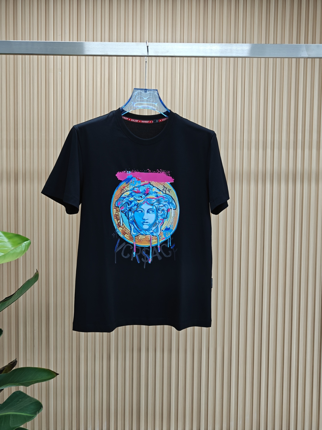 NO:469204,Versace 2025 spring and summer new model first launch counter latest model jade silk round neck short sleeves high-end customization design avant-garde and fashionable!  Brand logo heavy craftsmanship design, dark pattern jacquard pattern design, soft texture, comfortable to wear, exquisite counter-level car lines, fine workmanship, invincible and handsome upper body effect!  A must-have item for handsome men!  Code number M-3xL, versace, T-shirt, alexander wang19860909范思哲 2025春夏新款首发专柜最新款玉蚕丝圆领短袖 高端订制 设计前卫时尚！品牌logo重工艺设计 暗纹提花图案设计 面料手感柔软.穿着舒适.专柜级别精致车线.做工精细.上身效果无敌帅气！型男必备单品！码数M-3xL,,versace,T-shirt,alexander wang,Men's clothing