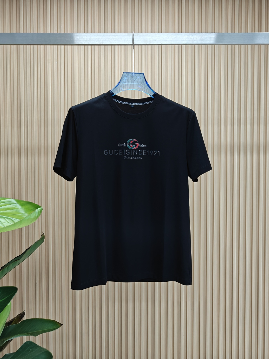 NO:469196,Gucci's new spring and summer new model in the first counter with the latest model of jade silk round neck short sleeves, high-end customization, avant-garde and fashionable design!  Brand logo heavy craftsmanship design, dark pattern jacquard pattern design, soft texture, comfortable to wear, exquisite counter-level car lines, fine workmanship, invincible and handsome upper body effect!  A must-have item for handsome men!  Code number M-3xL, gucci, T-shirt, alexander wang19860909古驰 2025春夏新款首发专柜最新款玉蚕丝圆领短袖 高端订制 设计前卫时尚！品牌logo重工艺设计 暗纹提花图案设计 面料手感柔软.穿着舒适.专柜级别精致车线.做工精细.上身效果无敌帅气！型男必备单品！码数M-3xL,,gucci,T-shirt,alexander wang,Men's clothing