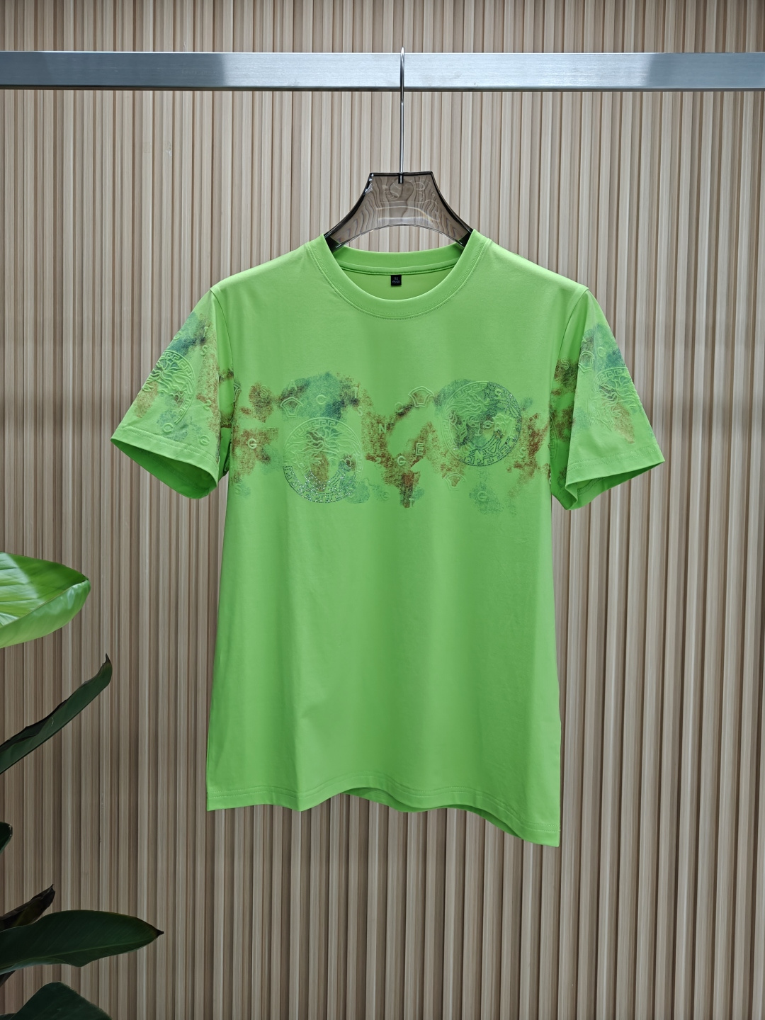 NO:469218,Versace 2025 spring and summer new model first launch counter latest model jade silk round neck short sleeves high-end customization design avant-garde and fashionable!  Brand logo heavy craftsmanship design, dark pattern jacquard pattern design, soft texture, comfortable to wear, exquisite counter-level car lines, fine workmanship, invincible and handsome upper body effect!  A must-have item for handsome men!  Code number M-3xL, versace, T-shirt, alexander wang19860909范思哲 2025春夏新款首发专柜最新款玉蚕丝圆领短袖 高端订制 设计前卫时尚！品牌logo重工艺设计 暗纹提花图案设计 面料手感柔软.穿着舒适.专柜级别精致车线.做工精细.上身效果无敌帅气！型男必备单品！码数M-3xL,,versace,T-shirt,alexander wang,Men's clothing