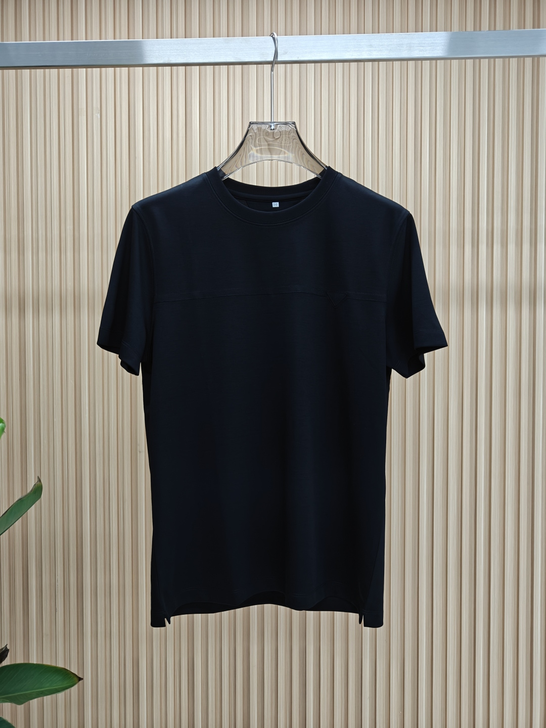 NO:469227,Prada 2025 summer new product fashionable round neck short sleeves are made of high-end Yuchan silk fabric. The classic round neck style is unique and cool. The luxurious classic jacquard logo design is versatile. Adhering to the traditional fashion charm of the big brand, the unique line design exudes a strong British style, which is very modern and inherits the traditional concept. The precious fabric is smoother, the feel is soft, comfortable and breathable. The exquisite craftsmanship and three-dimensional tailoring style bring texture enjoyment. The counter size M-3XL was shipped on the same day!  ,,prada,T-shirt,alexander wang19860909普拉达 2025夏季新品时尚圆领短袖采用高档玉婵丝面料 经典圆领款式独特又清凉 奢华经典提花logo设计百搭气质 秉承大牌的传统时尚魅力,独有的线条设计散发着浓郁的英伦风情,极具现代感亦承袭了传统理念.珍贵面料更加光滑,手感柔顺舒适透气 精湛工艺,立体剪裁风格带来质感享受.专柜尺码M-3XL,当天出货！,,prada,T-shirt,alexander wang,Men's clothing