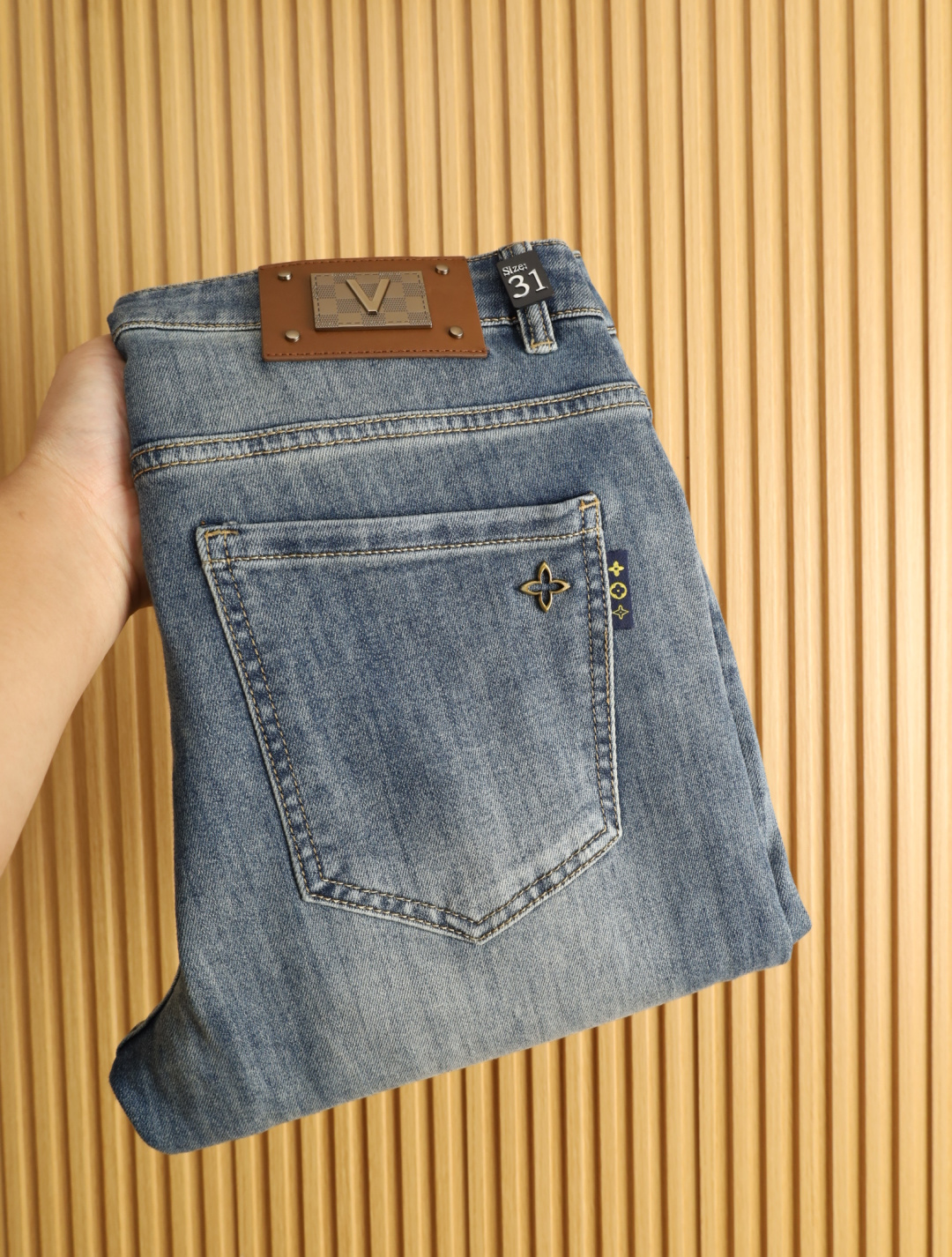 NO:472320,LV spring and summer men's original single casual jeans, heavy recommendation!  Quality 'Niu Beer' This model uses original exclusive fabric!  The craftsmanship is top-notch, and the design of Eagle Head logo hardware decoration!  The three-dimensional sense is extremely stunning and stunning. The pattern is presented by the iconic brand pattern. It has a very distinctive and high-end and fashionable look, which strongly demonstrates the identity!  In addition, it has a lot of cotton feel, both comfort and breathability, extremely delicate touch, and excellent skin-friendly!  The details are perfect, with all kinds of exquisite and exquisite, with a strong sense of styling, full of upper body styles, and belongs to the unique type on the market!  Size 29-38, louis vuitton,jeans,alexander wang19860909LV 春夏男士原单休闲牛仔裤,重磅推荐！品质“牛啤” 此款所运用原版专属面料！还是工艺都堪称顶尖,设计鹰头logo五金修饰！立体感极强,视觉极其惊艳震撼,图案由标志性的品牌图案呈现,辨识度非常鲜明且高级时髦,有力彰显身份！此外棉感十足,舒适性与透气性兼备,触感极为细腻,亲肤性绝佳！细节完美如斯,各种精湛考究 造型感极强,上身型款十足,属于市面独一无二的类型！尺码29-38,,louis vuitton,jeans,alexander wang,Men's clothing