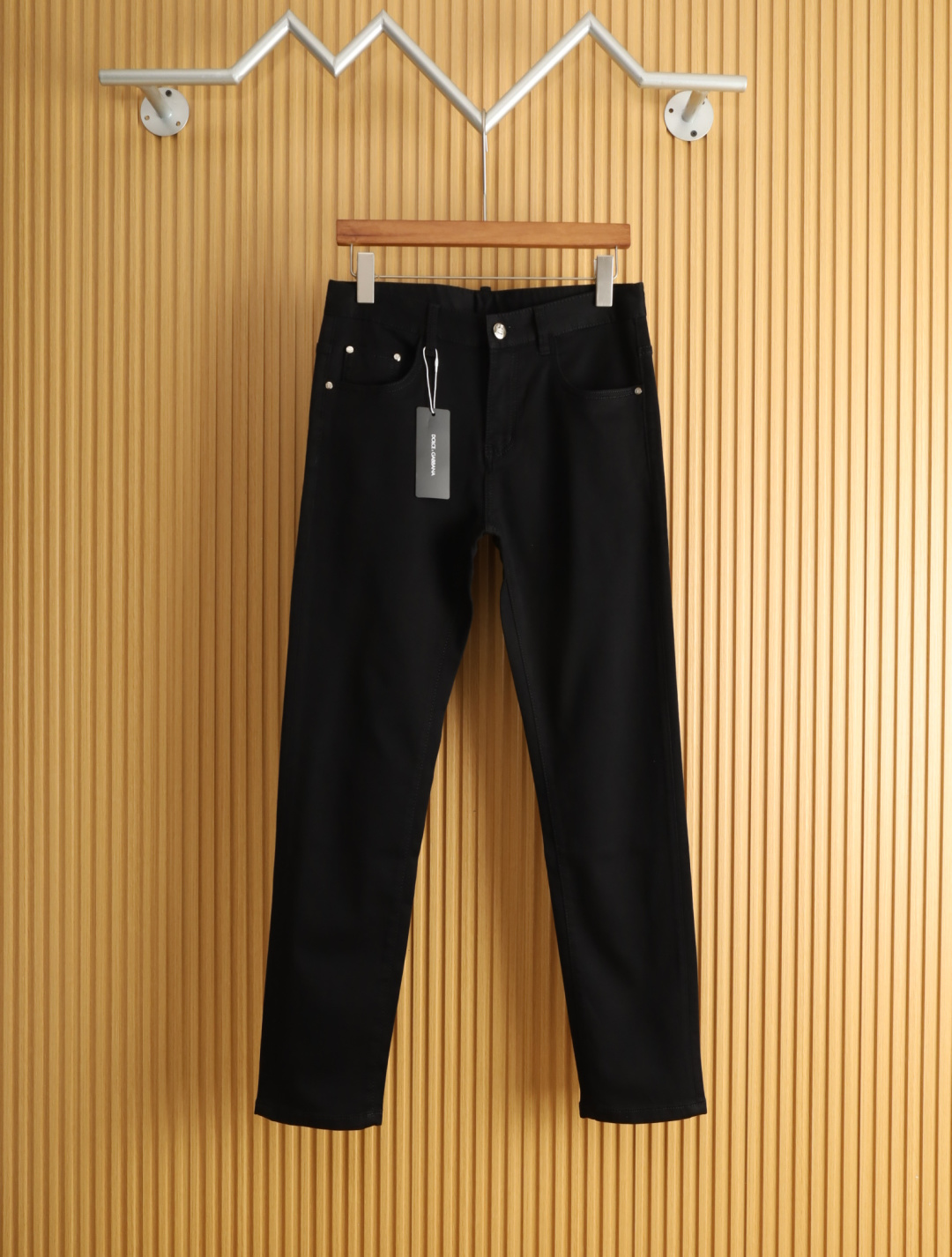 NO:472326,DG Spring and Summer Men's Original Single Casual Jeans, Heavy Recommendation!  Quality 'Niu Beer' This model uses original exclusive fabric!  The craftsmanship is top-notch, and the design of Eagle Head logo hardware decoration!  The three-dimensional sense is extremely stunning and stunning. The pattern is presented by the iconic brand pattern. It has a very distinctive and high-end and fashionable look, which strongly demonstrates the identity!  In addition, it has a lot of cotton feel, both comfort and breathability, extremely delicate touch, and excellent skin-friendly!  The details are perfect, with all kinds of exquisite and exquisite, with a strong sense of styling, full of upper body styles, and belongs to the unique type on the market!  Size 29-38, jeans,alexander wang19860909DG 春夏男士原单休闲牛仔裤,重磅推荐！品质“牛啤” 此款所运用原版专属面料！还是工艺都堪称顶尖,设计鹰头logo五金修饰！立体感极强,视觉极其惊艳震撼,图案由标志性的品牌图案呈现,辨识度非常鲜明且高级时髦,有力彰显身份！此外棉感十足,舒适性与透气性兼备,触感极为细腻,亲肤性绝佳！细节完美如斯,各种精湛考究 造型感极强,上身型款十足,属于市面独一无二的类型！尺码29-38,,jeans,alexander wang,Men's clothing