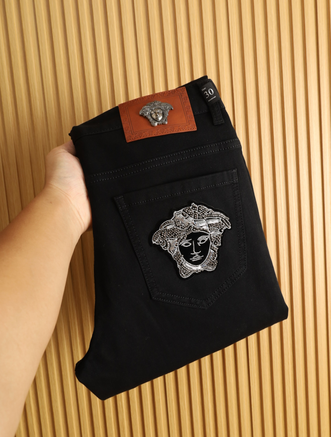 NO:517772,Versace 2025 spring and summer men's original single casual jeans, heavy recommendation!  Quality 'Niu Beer' This model uses original exclusive fabric!  The craftsmanship is top-notch, and the design of Eagle Head logo hardware decoration!  The three-dimensional sense is extremely stunning and stunning. The pattern is presented by the iconic brand pattern. It has a very distinctive and high-end and fashionable look, which strongly demonstrates the identity!  In addition, it has a lot of cotton feel, both comfort and breathability, extremely delicate touch, and excellent skin-friendly!  The details are perfect, with all kinds of exquisite and exquisite, with a strong sense of styling, full of upper body styles, and belongs to the unique type on the market!  Size 29-38, versace, jeans, alexander wang19860909范思哲 2025春夏男士原单休闲牛仔裤,重磅推荐！品质“牛啤” 此款所运用原版专属面料！还是工艺都堪称顶尖,设计鹰头logo五金修饰！立体感极强,视觉极其惊艳震撼,图案由标志性的品牌图案呈现,辨识度非常鲜明且高级时髦,有力彰显身份！此外棉感十足,舒适性与透气性兼备,触感极为细腻,亲肤性绝佳！细节完美如斯,各种精湛考究 造型感极强,上身型款十足,属于市面独一无二的类型！尺码29-38,,versace,jeans,alexander wang,Men's clothing