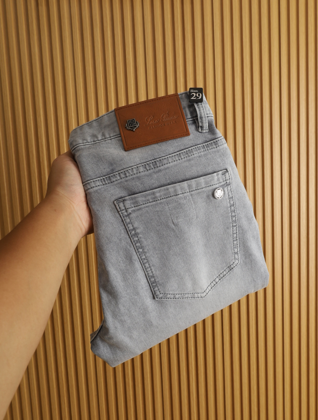 NO:472316,LP Spring and Summer Men's Original Single Casual Jeans, Highly Recommended!  Quality 'Niu Beer' This model uses original exclusive fabric!  The craftsmanship is top-notch, and the design of Eagle Head logo hardware decoration!  The three-dimensional sense is extremely stunning and stunning. The pattern is presented by the iconic brand pattern. It has a very distinctive and high-end and fashionable look, which strongly demonstrates the identity!  In addition, it has a lot of cotton feel, both comfort and breathability, extremely delicate touch, and excellent skin-friendly!  The details are perfect, with all kinds of exquisite and exquisite, with a strong sense of styling, full of upper body styles, and belongs to the unique type on the market!  Size 29-38, loro piana, jeans, alexander wang19860909LP 春夏男士原单休闲牛仔裤,重磅推荐！品质“牛啤” 此款所运用原版专属面料！还是工艺都堪称顶尖,设计鹰头logo五金修饰！立体感极强,视觉极其惊艳震撼,图案由标志性的品牌图案呈现,辨识度非常鲜明且高级时髦,有力彰显身份！此外棉感十足,舒适性与透气性兼备,触感极为细腻,亲肤性绝佳！细节完美如斯,各种精湛考究 造型感极强,上身型款十足,属于市面独一无二的类型！尺码29-38,,loro piana,jeans,alexander wang,Men's clothing