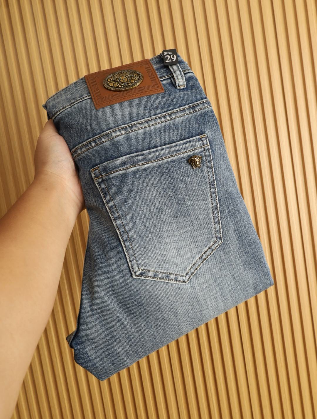 NO:472330,Versace Spring and summer men's original single casual jeans, heavy recommendation!  Quality 'Niu Beer' This model uses original exclusive fabric!  The craftsmanship is top-notch, and the design of Eagle Head logo hardware decoration!  The three-dimensional sense is extremely stunning and stunning. The pattern is presented by the iconic brand pattern. It has a very distinctive and high-end and fashionable look, which strongly demonstrates the identity!  In addition, it has a lot of cotton feel, both comfort and breathability, extremely delicate touch, and excellent skin-friendly!  The details are perfect, with all kinds of exquisite and exquisite, with a strong sense of styling, full of upper body styles, and belongs to the unique type on the market!  Size 29-38, versace, jeans, alexander wang19860909范思哲 春夏男士原单休闲牛仔裤,重磅推荐！品质“牛啤” 此款所运用原版专属面料！还是工艺都堪称顶尖,设计鹰头logo五金修饰！立体感极强,视觉极其惊艳震撼,图案由标志性的品牌图案呈现,辨识度非常鲜明且高级时髦,有力彰显身份！此外棉感十足,舒适性与透气性兼备,触感极为细腻,亲肤性绝佳！细节完美如斯,各种精湛考究 造型感极强,上身型款十足,属于市面独一无二的类型！尺码29-38,,versace,jeans,alexander wang,Men's clothing