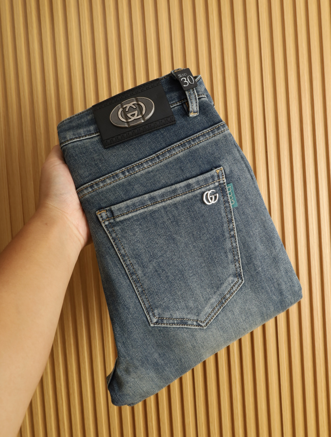 NO:472324,Gucci spring and summer men's original single casual jeans, heavy recommendation!  Quality 'Niu Beer' This model uses original exclusive fabric!  The craftsmanship is top-notch, and the design of Eagle Head logo hardware decoration!  The three-dimensional sense is extremely stunning and stunning. The pattern is presented by the iconic brand pattern. It has a very distinctive and high-end and fashionable look, which strongly demonstrates the identity!  In addition, it has a lot of cotton feel, both comfort and breathability, extremely delicate touch, and excellent skin-friendly!  The details are perfect, with all kinds of exquisite and exquisite, with a strong sense of styling, full of upper body styles, and belongs to the unique type on the market!  Size 29-38, gucci, jeans, alexander wang19860909古驰 春夏男士原单休闲牛仔裤,重磅推荐！品质“牛啤” 此款所运用原版专属面料！还是工艺都堪称顶尖,设计鹰头logo五金修饰！立体感极强,视觉极其惊艳震撼,图案由标志性的品牌图案呈现,辨识度非常鲜明且高级时髦,有力彰显身份！此外棉感十足,舒适性与透气性兼备,触感极为细腻,亲肤性绝佳！细节完美如斯,各种精湛考究 造型感极强,上身型款十足,属于市面独一无二的类型！尺码29-38,,gucci,jeans,alexander wang,Men's clothing