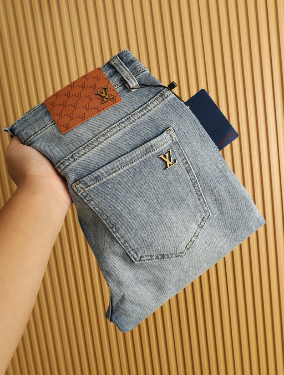 NO:472333,LV spring and summer men's original single casual jeans, heavy recommendation!  Quality 'Niu Beer' This model uses original exclusive fabric!  The craftsmanship is top-notch, and the design of Eagle Head logo hardware decoration!  The three-dimensional sense is extremely stunning and stunning. The pattern is presented by the iconic brand pattern. It has a very distinctive and high-end and fashionable look, which strongly demonstrates the identity!  In addition, it has a lot of cotton feel, both comfort and breathability, extremely delicate touch, and excellent skin-friendly!  The details are perfect, with all kinds of exquisite and exquisite, with a strong sense of styling, full of upper body styles, and belongs to the unique type on the market!  Size 29-38, louis vuitton,jeans,alexander wang19860909LV 春夏男士原单休闲牛仔裤,重磅推荐！品质“牛啤” 此款所运用原版专属面料！还是工艺都堪称顶尖,设计鹰头logo五金修饰！立体感极强,视觉极其惊艳震撼,图案由标志性的品牌图案呈现,辨识度非常鲜明且高级时髦,有力彰显身份！此外棉感十足,舒适性与透气性兼备,触感极为细腻,亲肤性绝佳！细节完美如斯,各种精湛考究 造型感极强,上身型款十足,属于市面独一无二的类型！尺码29-38,,louis vuitton,jeans,alexander wang,Men's clothing