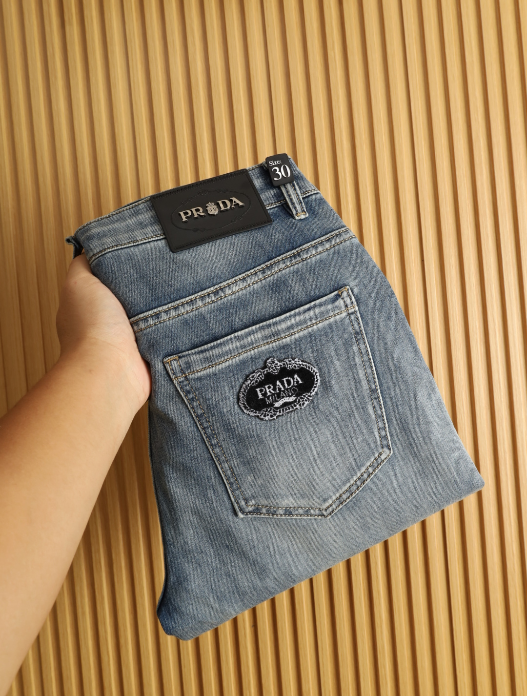 NO:472337,Prada Spring and Summer Men's Original Single Casual Jeans, Highly Recommended!  Quality 'Niu Beer' This model uses original exclusive fabric!  The craftsmanship is top-notch, and the design of Eagle Head logo hardware decoration!  The three-dimensional sense is extremely stunning and stunning. The pattern is presented by the iconic brand pattern. It has a very distinctive and high-end and fashionable look, which strongly demonstrates the identity!  In addition, it has a lot of cotton feel, both comfort and breathability, extremely delicate touch, and excellent skin-friendly!  The details are perfect, with all kinds of exquisite and exquisite, with a strong sense of styling, full of upper body styles, and belongs to the unique type on the market!  Size 29-38, prada, jeans, alexander wang19860909普拉达 春夏男士原单休闲牛仔裤,重磅推荐！品质“牛啤” 此款所运用原版专属面料！还是工艺都堪称顶尖,设计鹰头logo五金修饰！立体感极强,视觉极其惊艳震撼,图案由标志性的品牌图案呈现,辨识度非常鲜明且高级时髦,有力彰显身份！此外棉感十足,舒适性与透气性兼备,触感极为细腻,亲肤性绝佳！细节完美如斯,各种精湛考究 造型感极强,上身型款十足,属于市面独一无二的类型！尺码29-38,,prada,jeans,alexander wang,Men's clothing