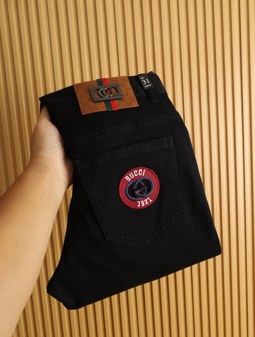 NO:472340,Gucci spring and summer men's original single casual jeans, heavy recommendation!  Quality 'Niu Beer' This model uses original exclusive fabric!  The craftsmanship is top-notch, and the design of Eagle Head logo hardware decoration!  The three-dimensional sense is extremely stunning and stunning. The pattern is presented by the iconic brand pattern. It has a very distinctive and high-end and fashionable look, which strongly demonstrates the identity!  In addition, it has a lot of cotton feel, both comfort and breathability, extremely delicate touch, and excellent skin-friendly!  The details are perfect, with all kinds of exquisite and exquisite, with a strong sense of styling, full of upper body styles, and belongs to the unique type on the market!  Size 29-38, gucci, jeans, alexander wang19860909古驰 春夏男士原单休闲牛仔裤,重磅推荐！品质“牛啤” 此款所运用原版专属面料！还是工艺都堪称顶尖,设计鹰头logo五金修饰！立体感极强,视觉极其惊艳震撼,图案由标志性的品牌图案呈现,辨识度非常鲜明且高级时髦,有力彰显身份！此外棉感十足,舒适性与透气性兼备,触感极为细腻,亲肤性绝佳！细节完美如斯,各种精湛考究 造型感极强,上身型款十足,属于市面独一无二的类型！尺码29-38,,gucci,jeans,alexander wang,Men's clothing