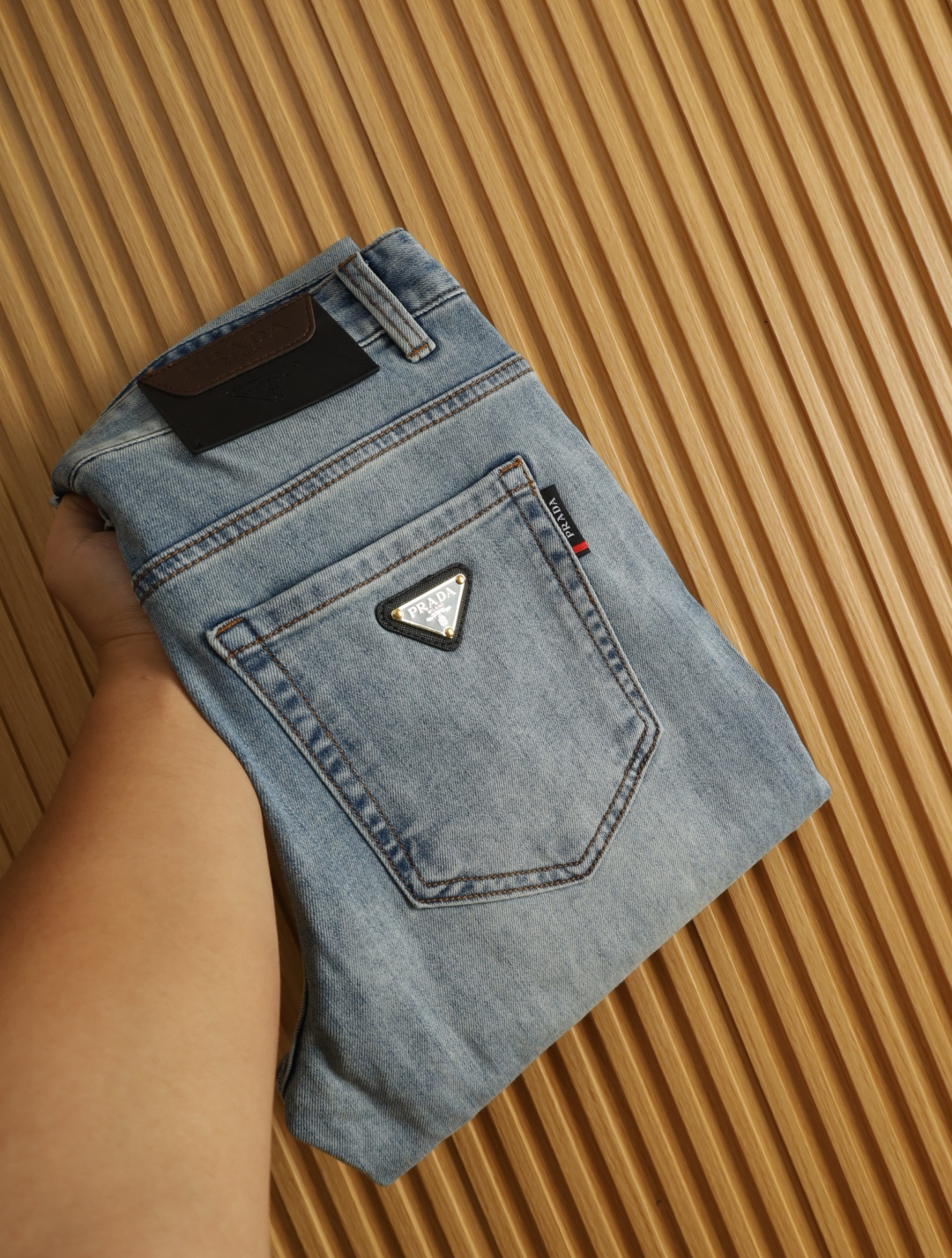 NO:474597,Prada 2025 spring and summer men's original single casual jeans, heavy recommendation!  Quality 'Niu Beer' This model uses original exclusive fabric!  The craftsmanship is top-notch, and the design of Eagle Head logo hardware decoration!  The three-dimensional sense is extremely stunning and stunning. The pattern is presented by the iconic brand pattern. It has a very distinctive and high-end and fashionable look, which strongly demonstrates the identity!  In addition, it has a lot of cotton feel, both comfort and breathability, extremely delicate touch, and excellent skin-friendly!  The details are perfect, with all kinds of exquisite and exquisite, with a strong sense of styling, full of upper body styles, and belongs to the unique type on the market!  Size 29-38, prada, jeans, alexander wang19860909普拉达 2025春夏男士原单休闲牛仔裤,重磅推荐！品质“牛啤” 此款所运用原版专属面料！还是工艺都堪称顶尖,设计鹰头logo五金修饰！立体感极强,视觉极其惊艳震撼,图案由标志性的品牌图案呈现,辨识度非常鲜明且高级时髦,有力彰显身份！此外棉感十足,舒适性与透气性兼备,触感极为细腻,亲肤性绝佳！细节完美如斯,各种精湛考究 造型感极强,上身型款十足,属于市面独一无二的类型！尺码29-38,,prada,jeans,alexander wang,Men's clothing