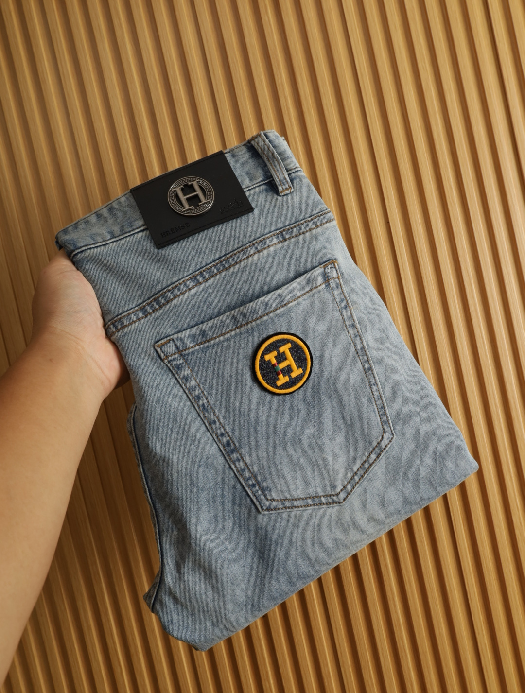 NO:474602,Hermes 2025 spring and summer men's original single casual jeans, heavy recommendation!  Quality 'Niu Beer' This model uses original exclusive fabric!  The craftsmanship is top-notch, and the design of Eagle Head logo hardware decoration!  The three-dimensional sense is extremely stunning and stunning. The pattern is presented by the iconic brand pattern. It has a very distinctive and high-end and fashionable look, which strongly demonstrates the identity!  In addition, it has a lot of cotton feel, both comfort and breathability, extremely delicate touch, and excellent skin-friendly!  The details are perfect, with all kinds of exquisite and exquisite, with a strong sense of styling, full of upper body styles, and belongs to the unique type on the market!  Size 29-38, hermes, jeans, alexander wang19860909爱马仕 2025春夏男士原单休闲牛仔裤,重磅推荐！品质“牛啤” 此款所运用原版专属面料！还是工艺都堪称顶尖,设计鹰头logo五金修饰！立体感极强,视觉极其惊艳震撼,图案由标志性的品牌图案呈现,辨识度非常鲜明且高级时髦,有力彰显身份！此外棉感十足,舒适性与透气性兼备,触感极为细腻,亲肤性绝佳！细节完美如斯,各种精湛考究 造型感极强,上身型款十足,属于市面独一无二的类型！尺码29-38,,hermes,jeans,alexander wang,Men's clothing