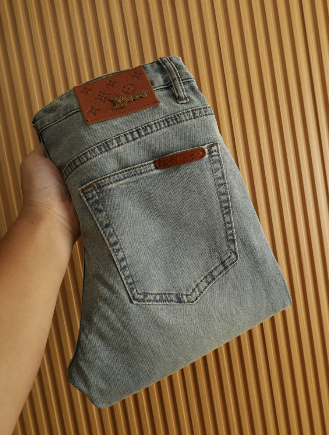 NO:474607,LV 2025 spring and summer men's original single casual jeans, heavy recommendation!  Quality 'Niu Beer' This model uses original exclusive fabric!  The craftsmanship is top-notch, and the design of Eagle Head logo hardware decoration!  The three-dimensional sense is extremely stunning and stunning. The pattern is presented by the iconic brand pattern. It has a very distinctive and high-end and fashionable look, which strongly demonstrates the identity!  In addition, it has a lot of cotton feel, both comfort and breathability, extremely delicate touch, and excellent skin-friendly!  The details are perfect, with all kinds of exquisite and exquisite, with a strong sense of styling, full of upper body styles, and belongs to the unique type on the market!  Size 29-38, louis vuitton,jeans,alexander wang19860909LV 2025春夏男士原单休闲牛仔裤,重磅推荐！品质“牛啤” 此款所运用原版专属面料！还是工艺都堪称顶尖,设计鹰头logo五金修饰！立体感极强,视觉极其惊艳震撼,图案由标志性的品牌图案呈现,辨识度非常鲜明且高级时髦,有力彰显身份！此外棉感十足,舒适性与透气性兼备,触感极为细腻,亲肤性绝佳！细节完美如斯,各种精湛考究 造型感极强,上身型款十足,属于市面独一无二的类型！尺码29-38,,louis vuitton,jeans,alexander wang,Men's clothing