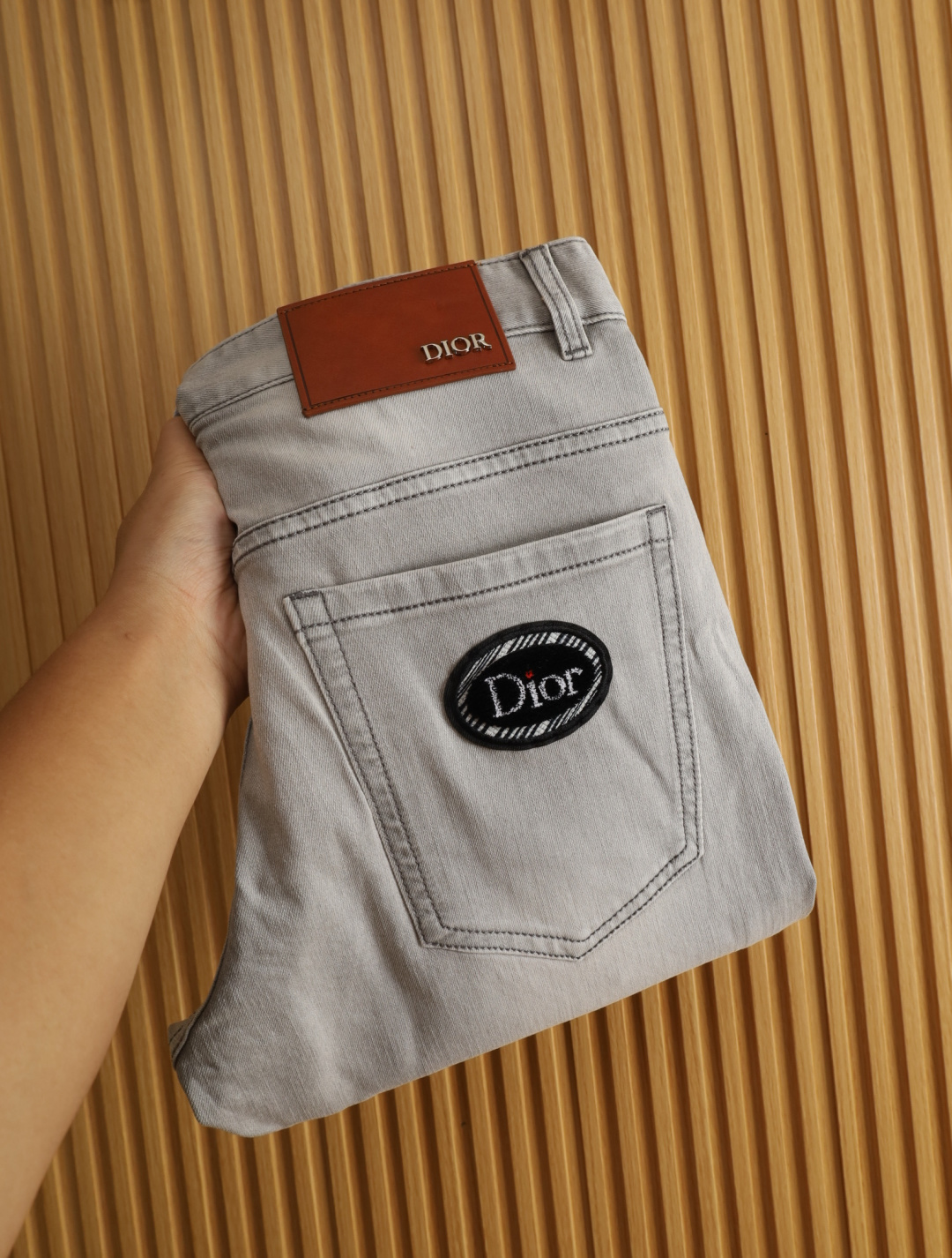 NO:474612,Dior 2025 spring and summer men's original single casual jeans, heavy recommendation!  Quality 'Niu Beer' This model uses original exclusive fabric!  The craftsmanship is top-notch, and the design of Eagle Head logo hardware decoration!  The three-dimensional sense is extremely stunning and stunning. The pattern is presented by the iconic brand pattern. It has a very distinctive and high-end and fashionable look, which strongly demonstrates the identity!  In addition, it has a lot of cotton feel, both comfort and breathability, extremely delicate touch, and excellent skin-friendly!  The details are perfect, with all kinds of exquisite and exquisite, with a strong sense of styling, full of upper body styles, and belongs to the unique type on the market!  Size 29-38, Dior, Jeans, Alexander wang19860909迪奥 2025春夏男士原单休闲牛仔裤,重磅推荐！品质“牛啤” 此款所运用原版专属面料！还是工艺都堪称顶尖,设计鹰头logo五金修饰！立体感极强,视觉极其惊艳震撼,图案由标志性的品牌图案呈现,辨识度非常鲜明且高级时髦,有力彰显身份！此外棉感十足,舒适性与透气性兼备,触感极为细腻,亲肤性绝佳！细节完美如斯,各种精湛考究 造型感极强,上身型款十足,属于市面独一无二的类型！尺码29-38,,dior,jeans,alexander wang,Men's clothing