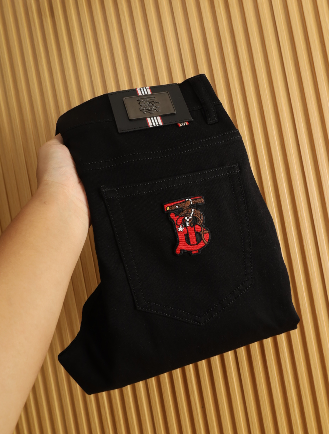 NO:474617,Burberry 2025 spring and summer men's original single casual jeans, heavy recommendation!  Quality 'Niu Beer' This model uses original exclusive fabric!  The craftsmanship is top-notch, and the design of Eagle Head logo hardware decoration!  The three-dimensional sense is extremely stunning and stunning. The pattern is presented by the iconic brand pattern. It has a very distinctive and high-end and fashionable look, which strongly demonstrates the identity!  In addition, it has a lot of cotton feel, both comfort and breathability, extremely delicate touch, and excellent skin-friendly!  The details are perfect, with all kinds of exquisite and exquisite, with a strong sense of styling, full of upper body styles, and belongs to the unique type on the market!  Size 29-38, Burberry, jeans, alexander wang19860909巴宝莉 2025春夏男士原单休闲牛仔裤,重磅推荐！品质“牛啤” 此款所运用原版专属面料！还是工艺都堪称顶尖,设计鹰头logo五金修饰！立体感极强,视觉极其惊艳震撼,图案由标志性的品牌图案呈现,辨识度非常鲜明且高级时髦,有力彰显身份！此外棉感十足,舒适性与透气性兼备,触感极为细腻,亲肤性绝佳！细节完美如斯,各种精湛考究 造型感极强,上身型款十足,属于市面独一无二的类型！尺码29-38,,burberry,jeans,alexander wang,Men's clothing