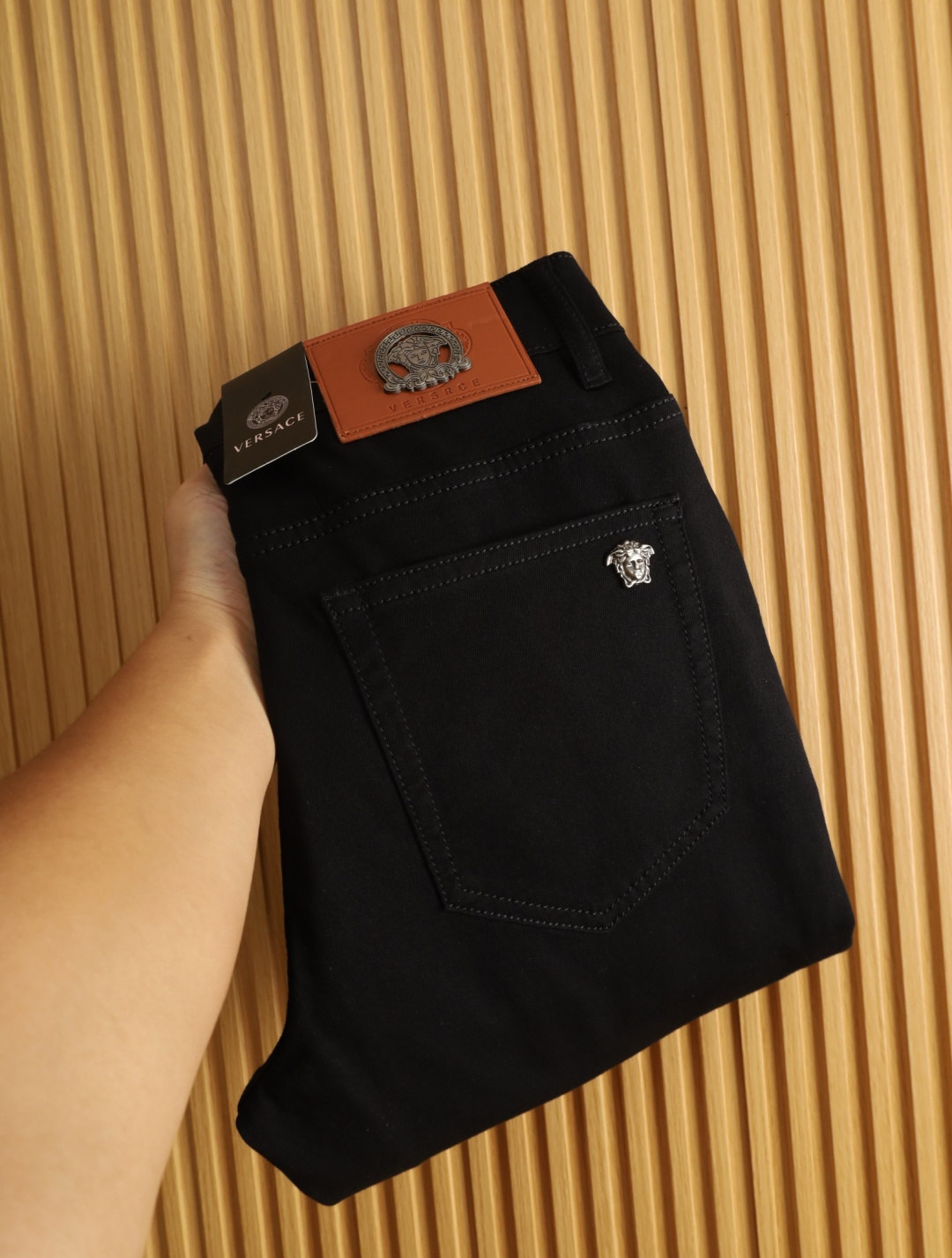 NO:474622,Versace 2025 spring and summer men's original single casual jeans, heavy recommendation!  Quality 'Niu Beer' This model uses original exclusive fabric!  The craftsmanship is top-notch, and the design of Eagle Head logo hardware decoration!  The three-dimensional sense is extremely stunning and stunning. The pattern is presented by the iconic brand pattern. It has a very distinctive and high-end and fashionable look, which strongly demonstrates the identity!  In addition, it has a lot of cotton feel, both comfort and breathability, extremely delicate touch, and excellent skin-friendly!  The details are perfect, with all kinds of exquisite and exquisite, with a strong sense of styling, full of upper body styles, and belongs to the unique type on the market!  Size 29-38, versace, jeans, alexander wang19860909范思哲 2025春夏男士原单休闲牛仔裤,重磅推荐！品质“牛啤” 此款所运用原版专属面料！还是工艺都堪称顶尖,设计鹰头logo五金修饰！立体感极强,视觉极其惊艳震撼,图案由标志性的品牌图案呈现,辨识度非常鲜明且高级时髦,有力彰显身份！此外棉感十足,舒适性与透气性兼备,触感极为细腻,亲肤性绝佳！细节完美如斯,各种精湛考究 造型感极强,上身型款十足,属于市面独一无二的类型！尺码29-38,,versace,jeans,alexander wang,Men's clothing