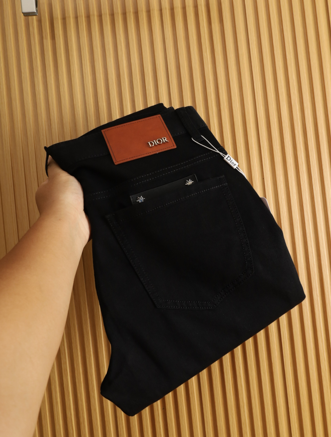 NO:474627,Dior 2025 spring and summer men's original single casual jeans, heavy recommendation!  Quality 'Niu Beer' This model uses original exclusive fabric!  The craftsmanship is top-notch, and the design of Eagle Head logo hardware decoration!  The three-dimensional sense is extremely stunning and stunning. The pattern is presented by the iconic brand pattern. It has a very distinctive and high-end and fashionable look, which strongly demonstrates the identity!  In addition, it has a lot of cotton feel, both comfort and breathability, extremely delicate touch, and excellent skin-friendly!  The details are perfect, with all kinds of exquisite and exquisite, with a strong sense of styling, full of upper body styles, and belongs to the unique type on the market!  Size 29-38, Dior, Jeans, Alexander wang19860909迪奥 2025春夏男士原单休闲牛仔裤,重磅推荐！品质“牛啤” 此款所运用原版专属面料！还是工艺都堪称顶尖,设计鹰头logo五金修饰！立体感极强,视觉极其惊艳震撼,图案由标志性的品牌图案呈现,辨识度非常鲜明且高级时髦,有力彰显身份！此外棉感十足,舒适性与透气性兼备,触感极为细腻,亲肤性绝佳！细节完美如斯,各种精湛考究 造型感极强,上身型款十足,属于市面独一无二的类型！尺码29-38,,dior,jeans,alexander wang,Men's clothing